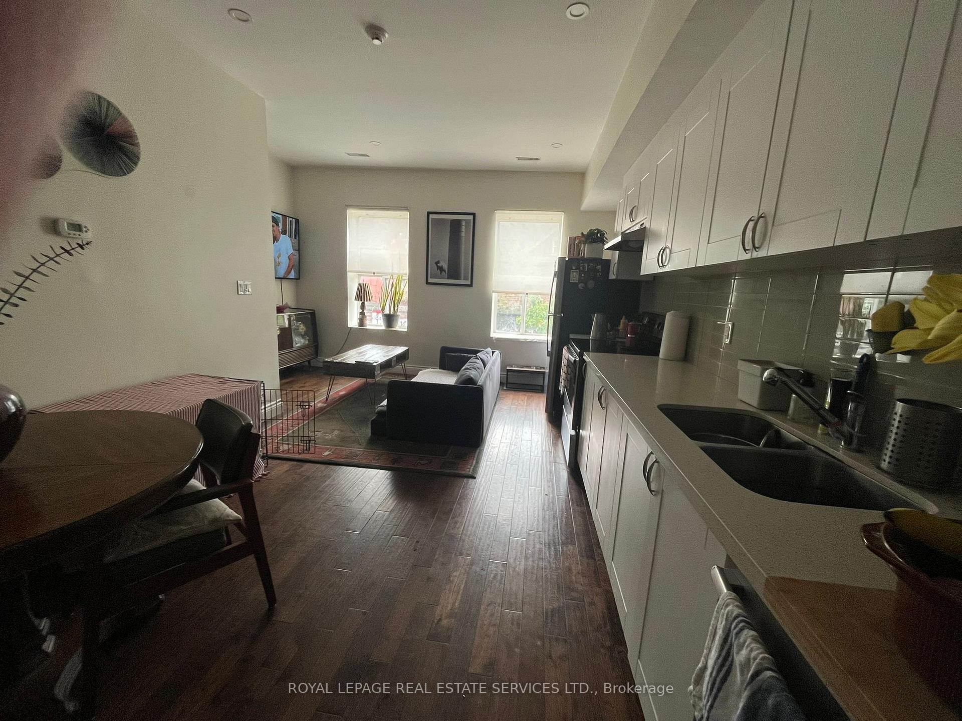 Front of Unit 2nd Floor, 450 Bloor Street W
