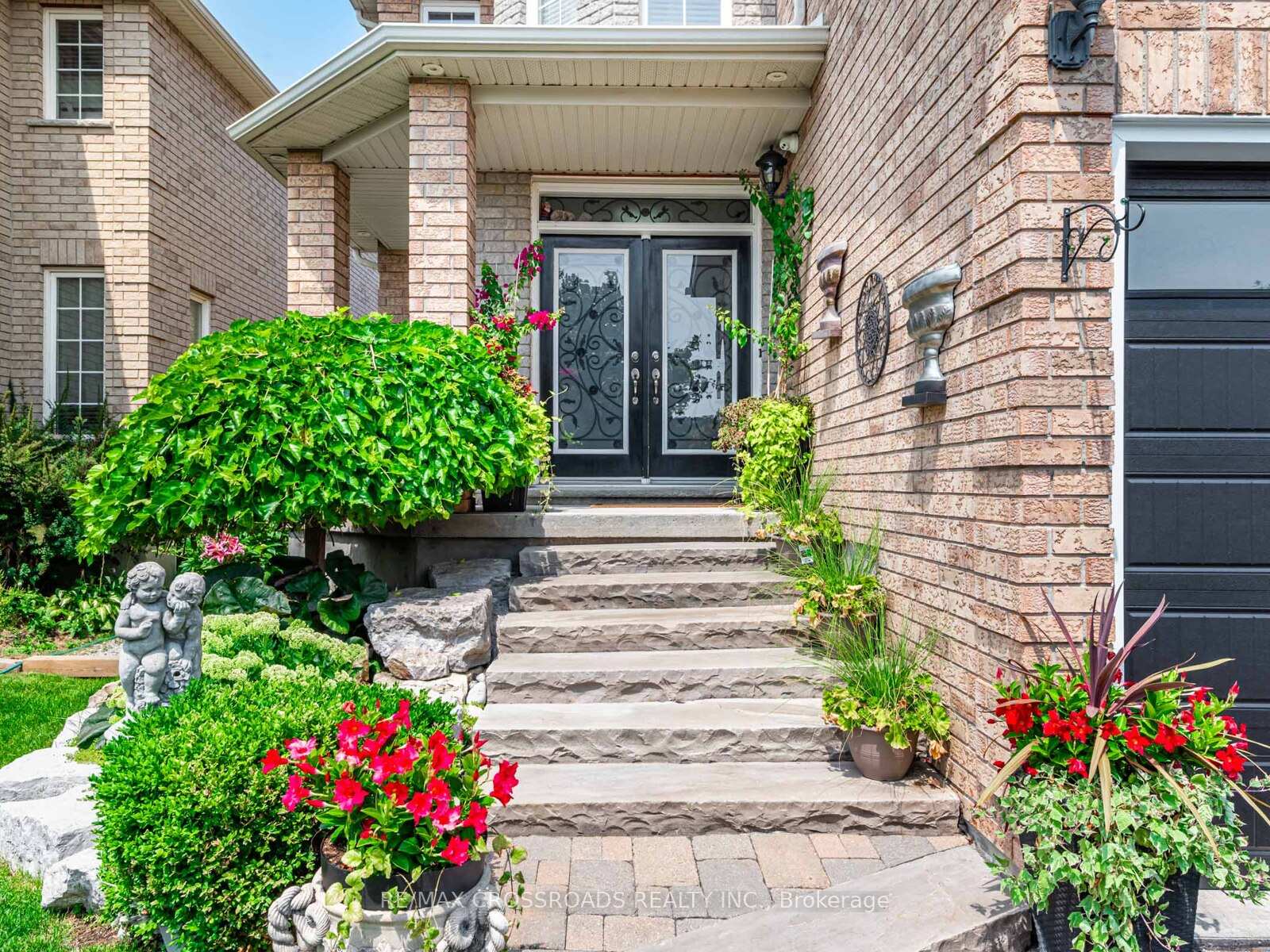 Photo 3 of 10 Parisian Crescent, Barrie, Innis-Shore — HOMEH