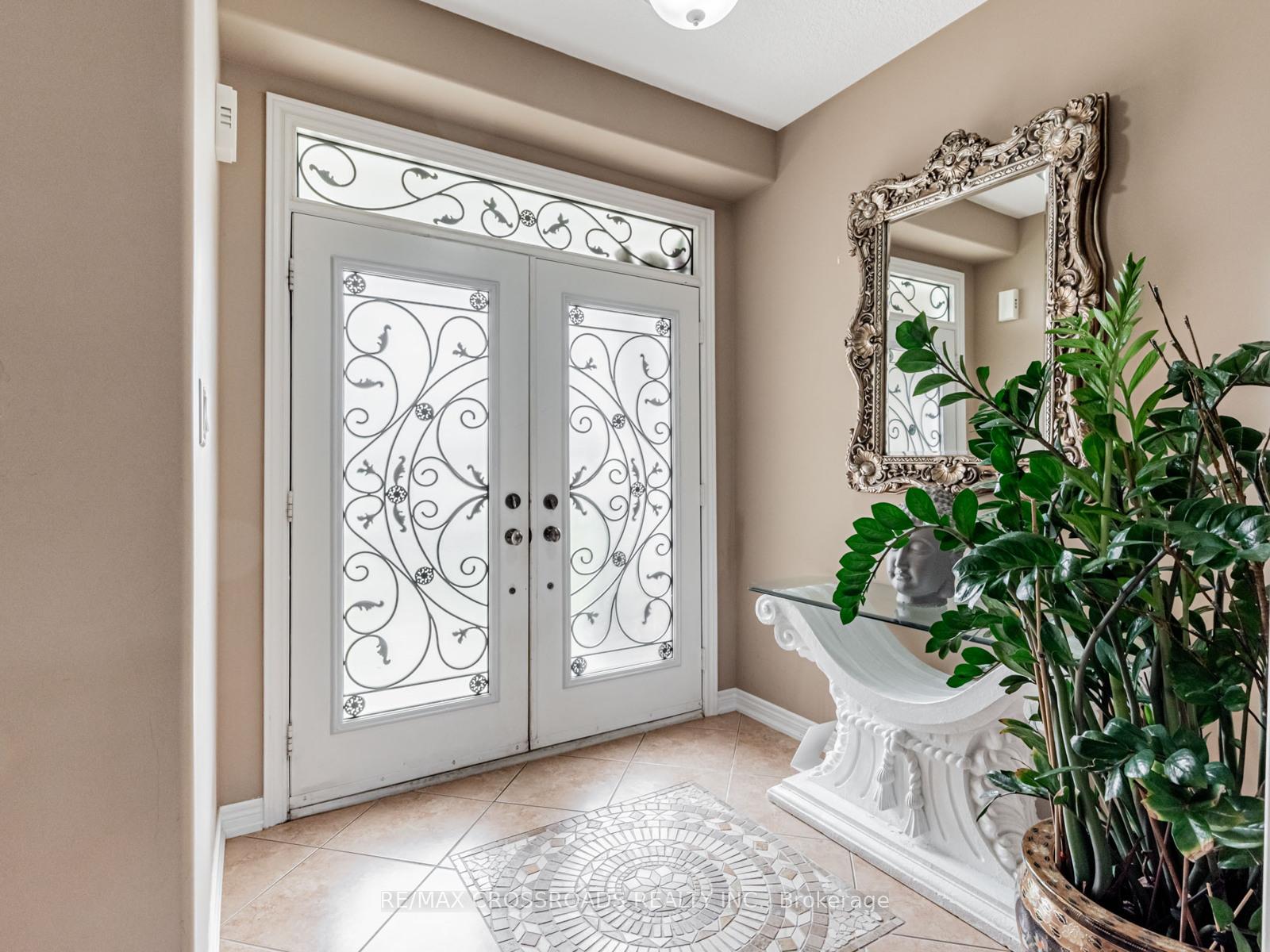 Photo 4 of 10 Parisian Crescent, Barrie, Innis-Shore — HOMEH