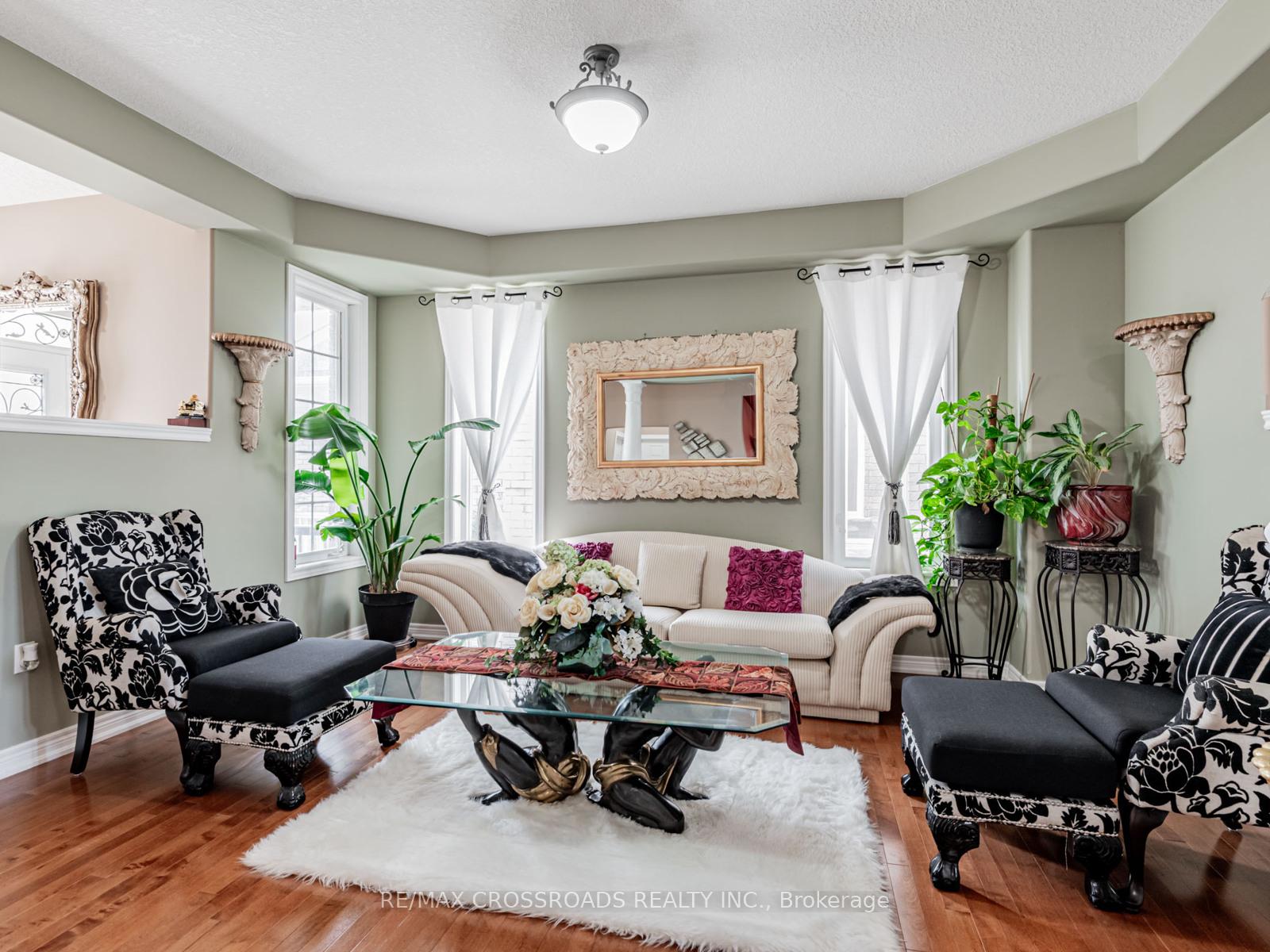 Photo 5 of 10 Parisian Crescent, Barrie, Innis-Shore — HOMEH