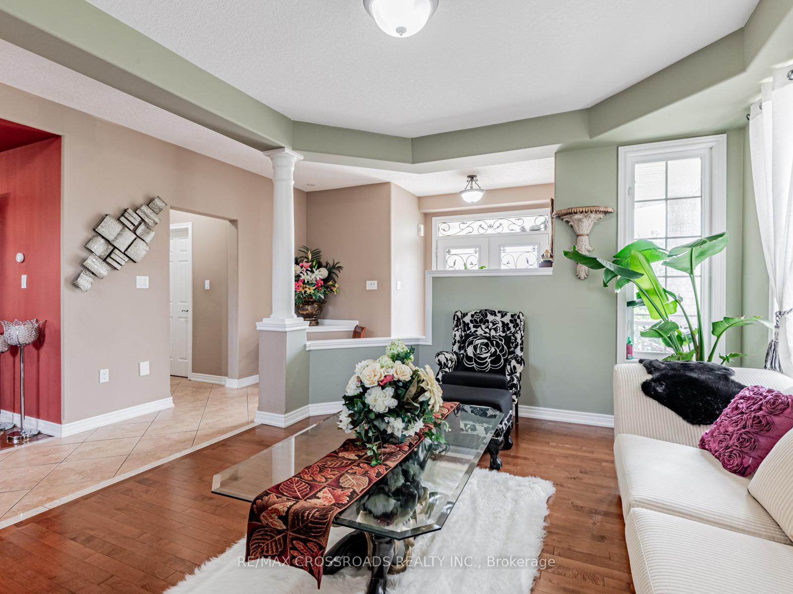 Photo 6 of 10 Parisian Crescent, Barrie, Innis-Shore — HOMEH