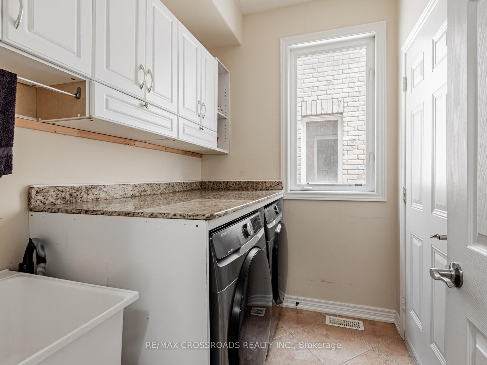 Photo 9 of 10 Parisian Crescent, Barrie, Innis-Shore — HOMEH