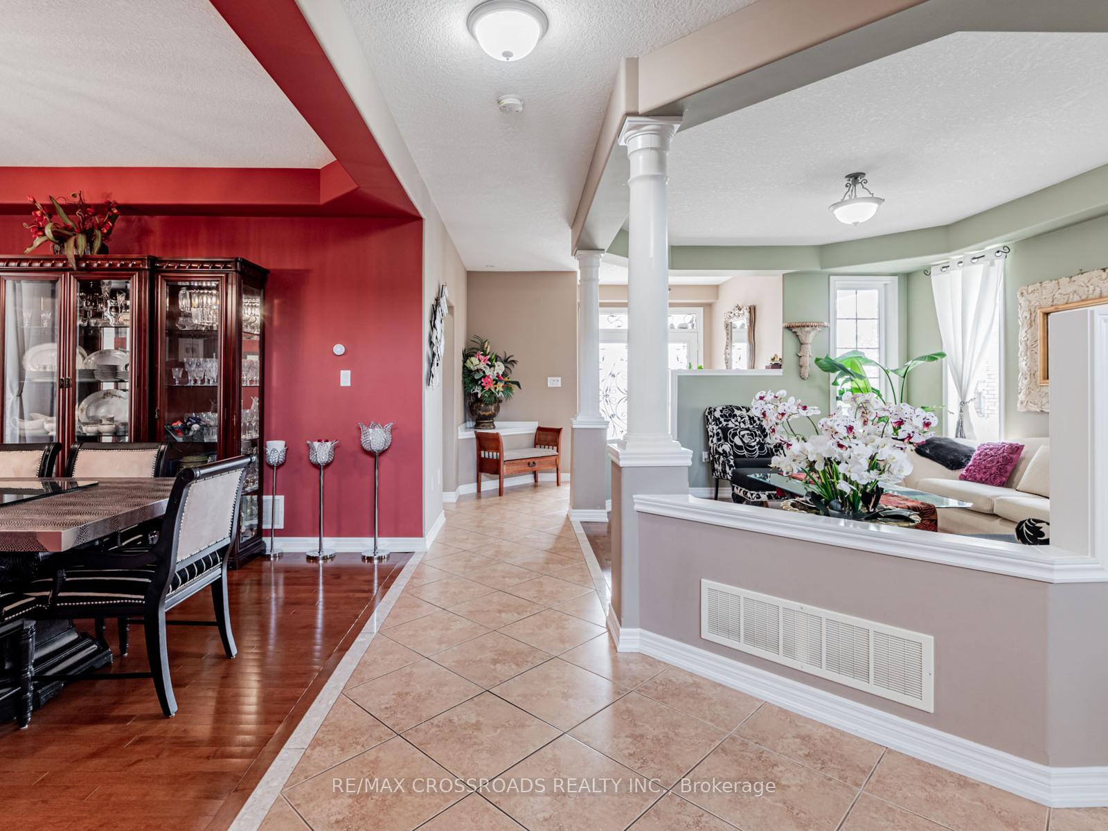 Photo 11 of 10 Parisian Crescent, Barrie, Innis-Shore — HOMEH