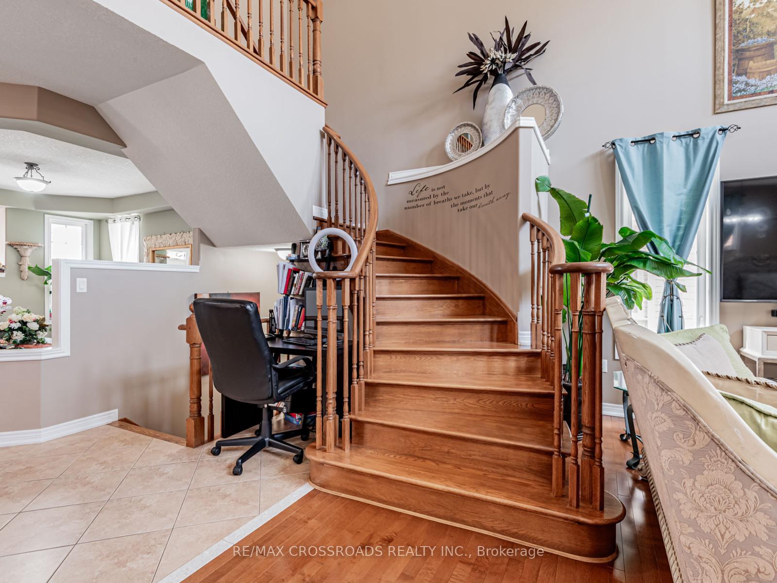 Photo 12 of 10 Parisian Crescent, Barrie, Innis-Shore — HOMEH
