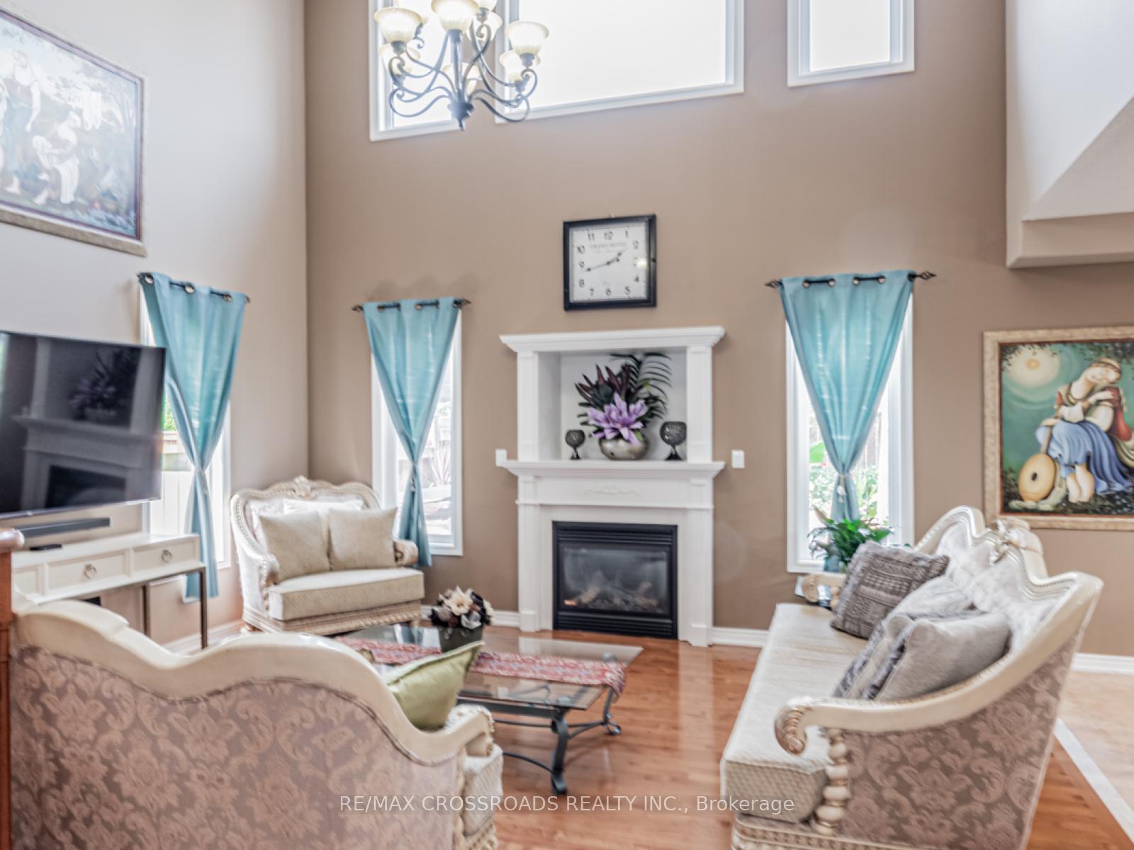 Photo 13 of 10 Parisian Crescent, Barrie, Innis-Shore — HOMEH