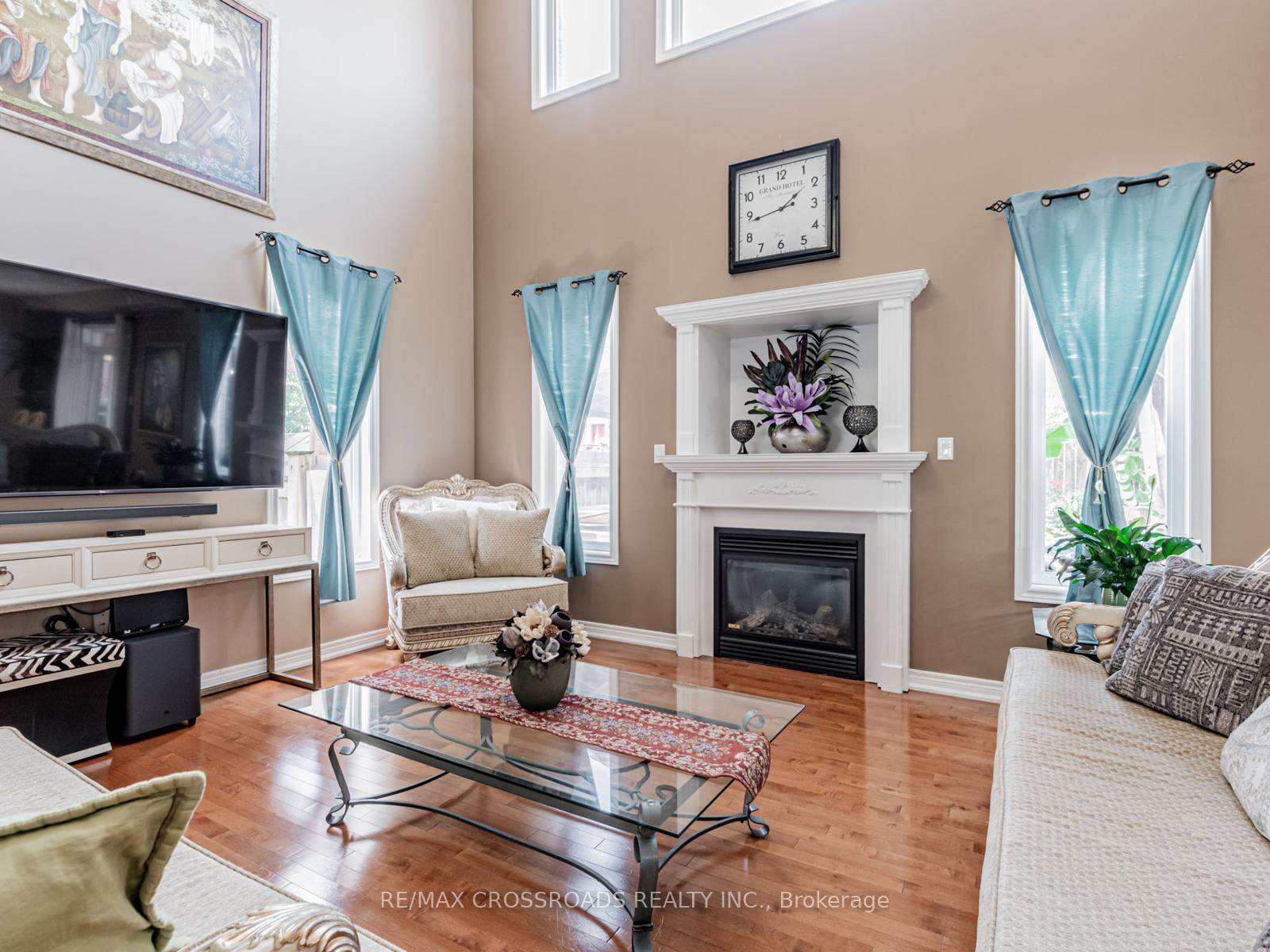 Photo 14 of 10 Parisian Crescent, Barrie, Innis-Shore — HOMEH