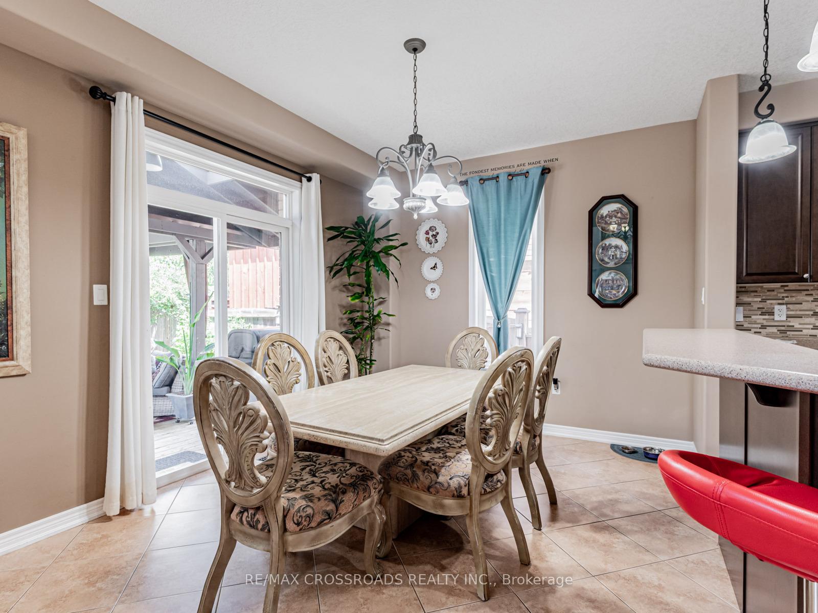 Photo 17 of 10 Parisian Crescent, Barrie, Innis-Shore — HOMEH