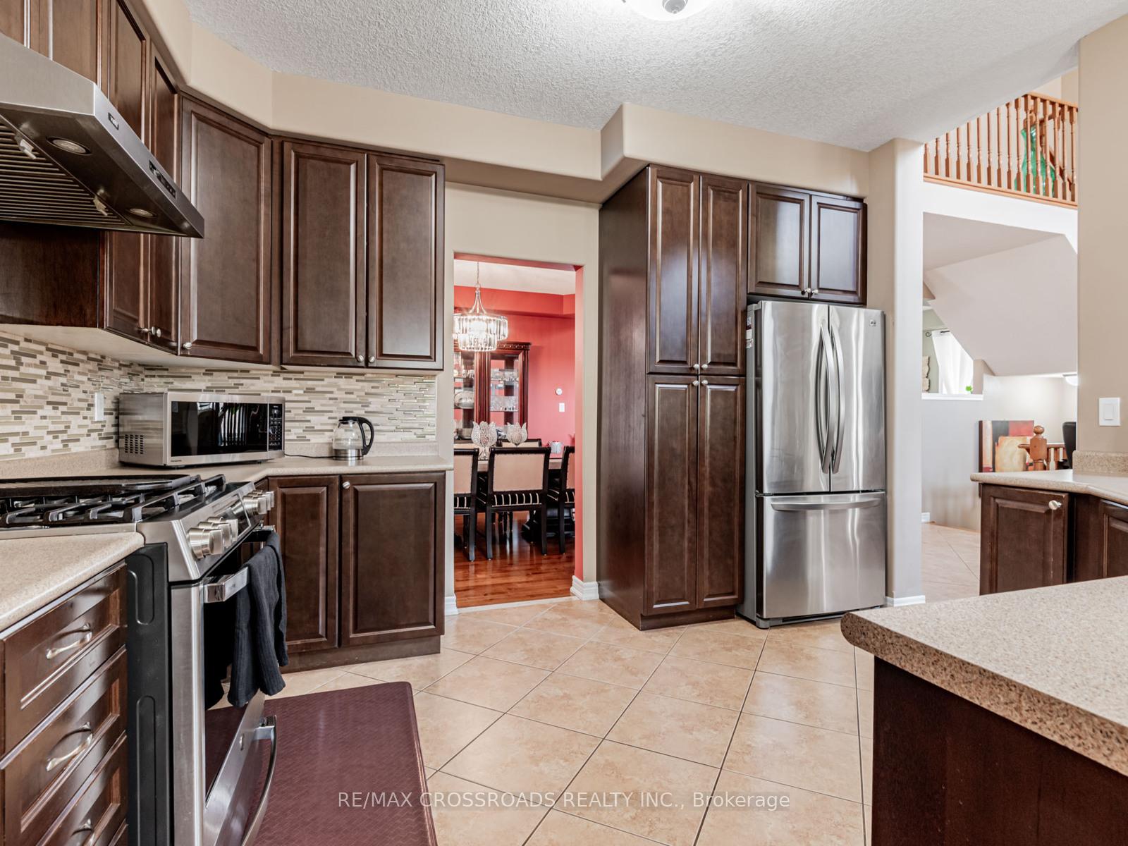 Photo 19 of 10 Parisian Crescent, Barrie, Innis-Shore — HOMEH