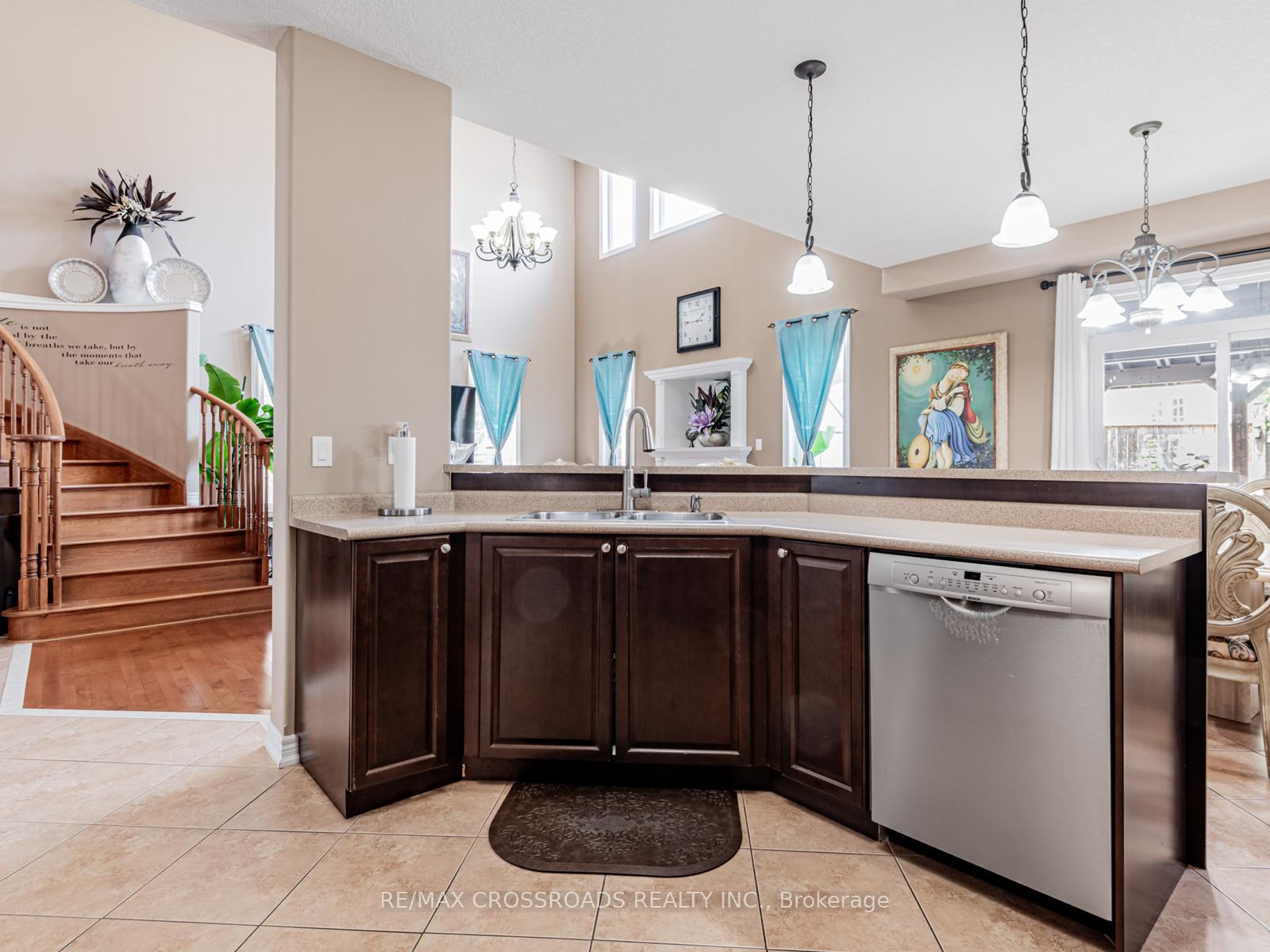 Photo 20 of 10 Parisian Crescent, Barrie, Innis-Shore — HOMEH