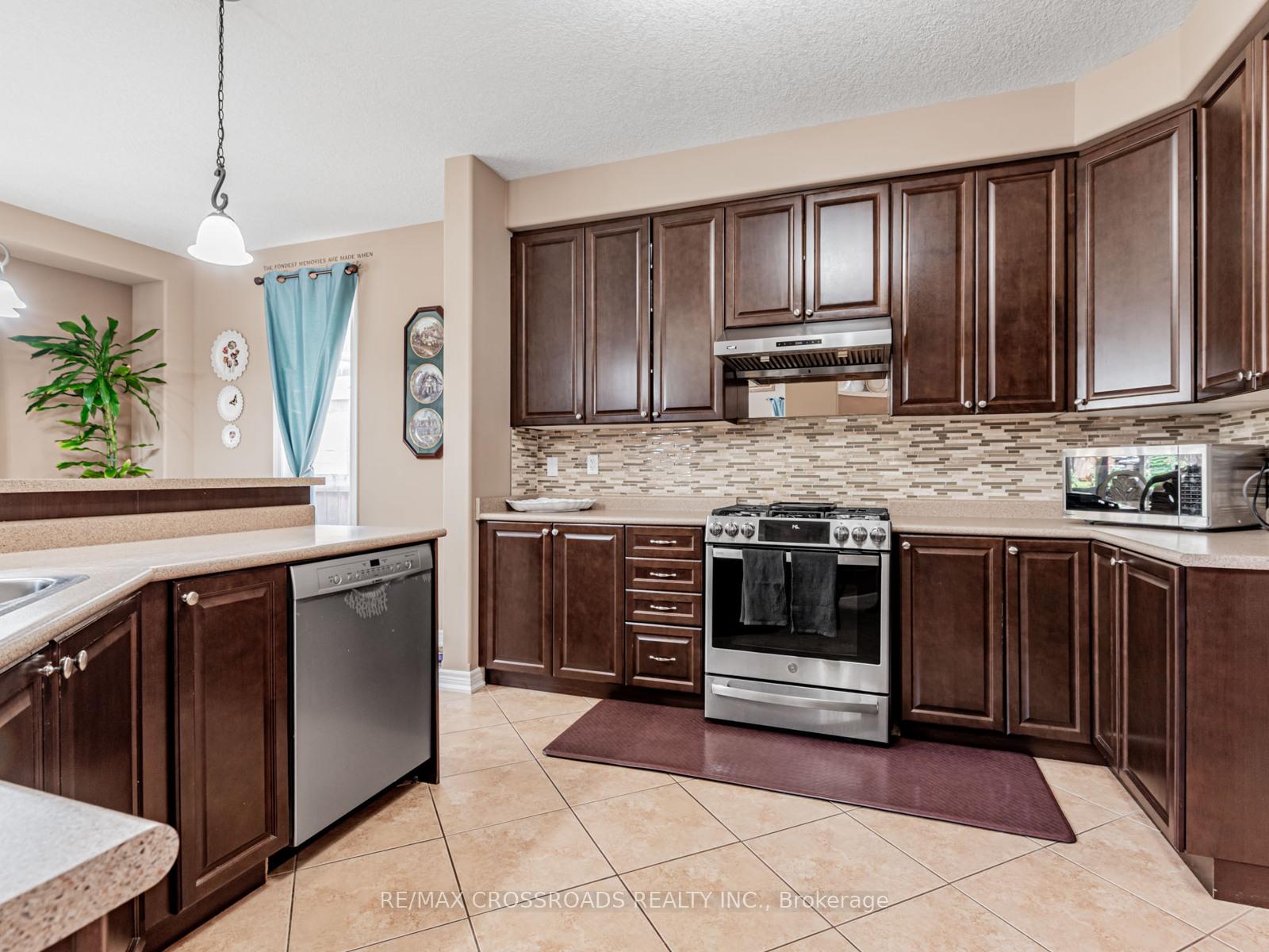Photo 21 of 10 Parisian Crescent, Barrie, Innis-Shore — HOMEH