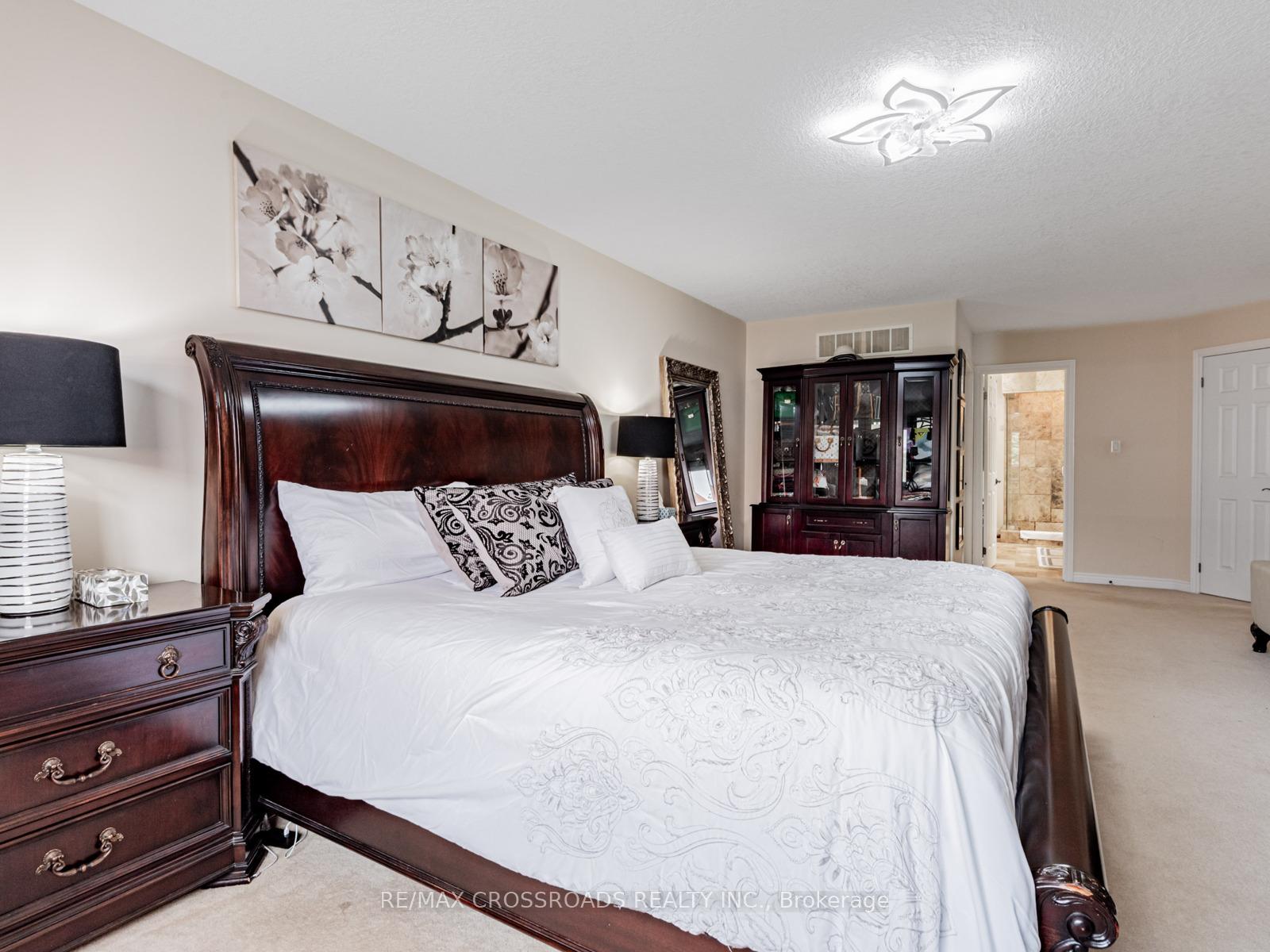 Photo 24 of 10 Parisian Crescent, Barrie, Innis-Shore — HOMEH