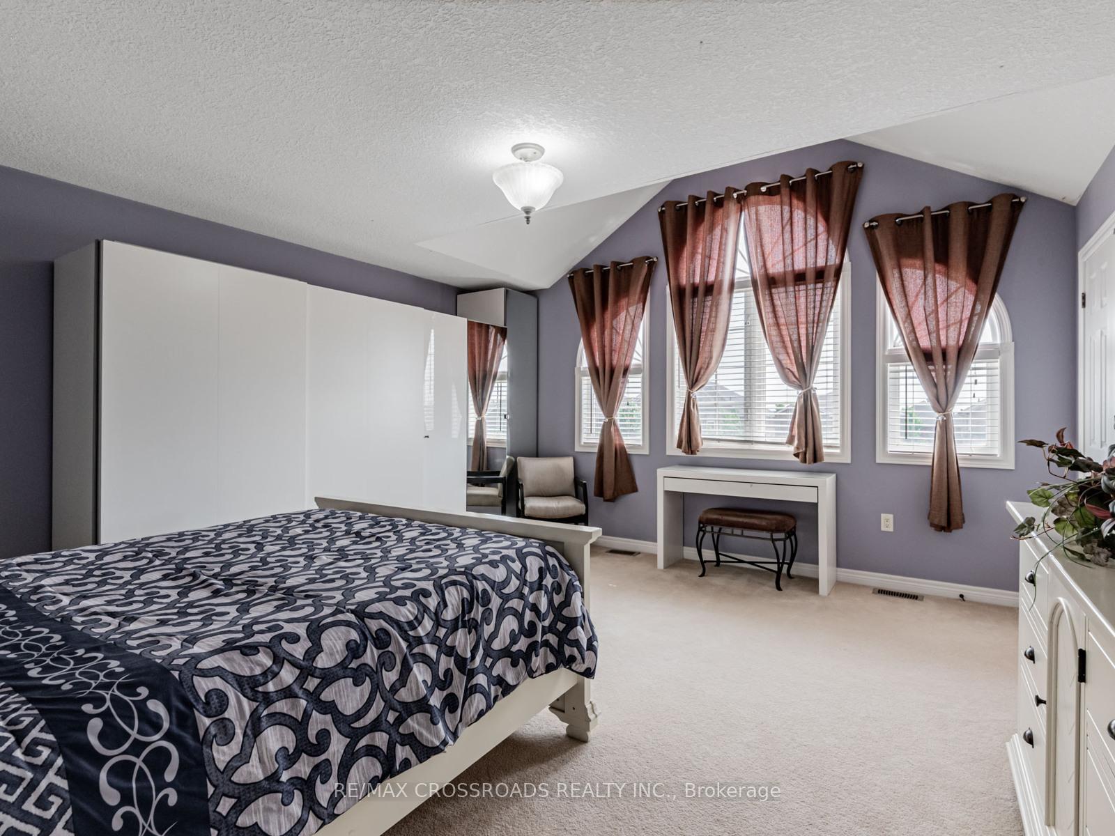 Photo 27 of 10 Parisian Crescent, Barrie, Innis-Shore — HOMEH