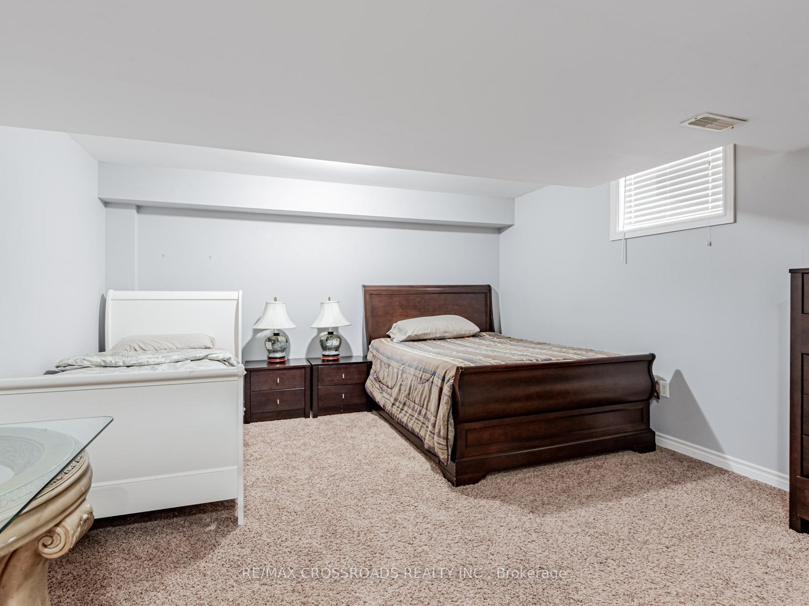 Photo 38 of 10 Parisian Crescent, Barrie, Innis-Shore — HOMEH