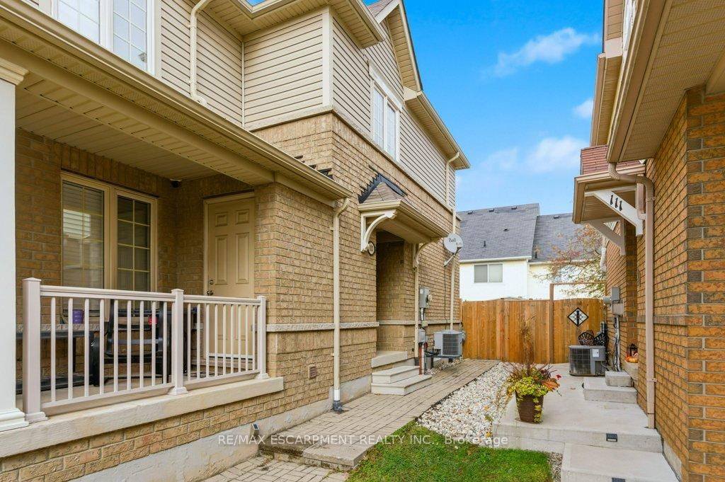 Photo 3 of 113 Thornlodge Drive, Hamilton, Waterdown — HOMEH