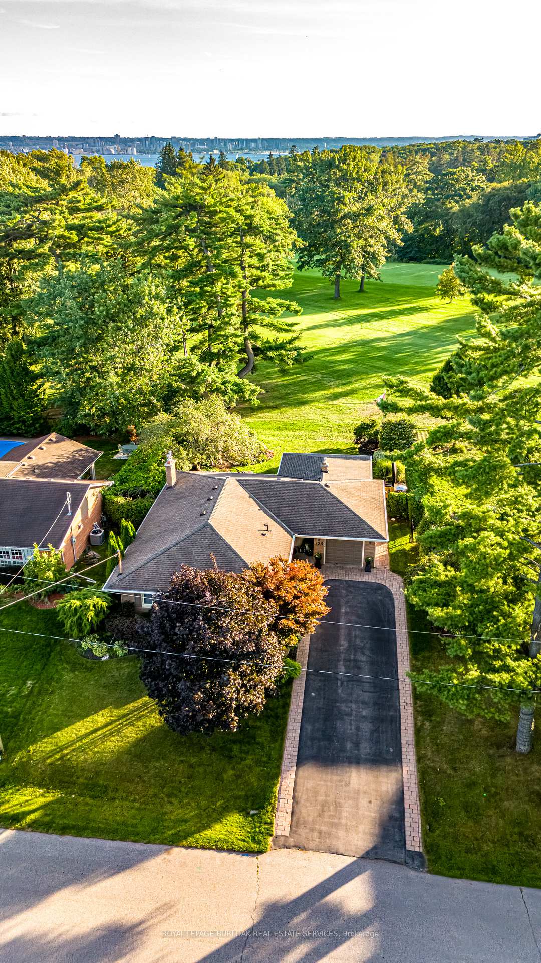 Photo 1 of 724 Kingsway Drive, Burlington, LaSalle — HOMEH