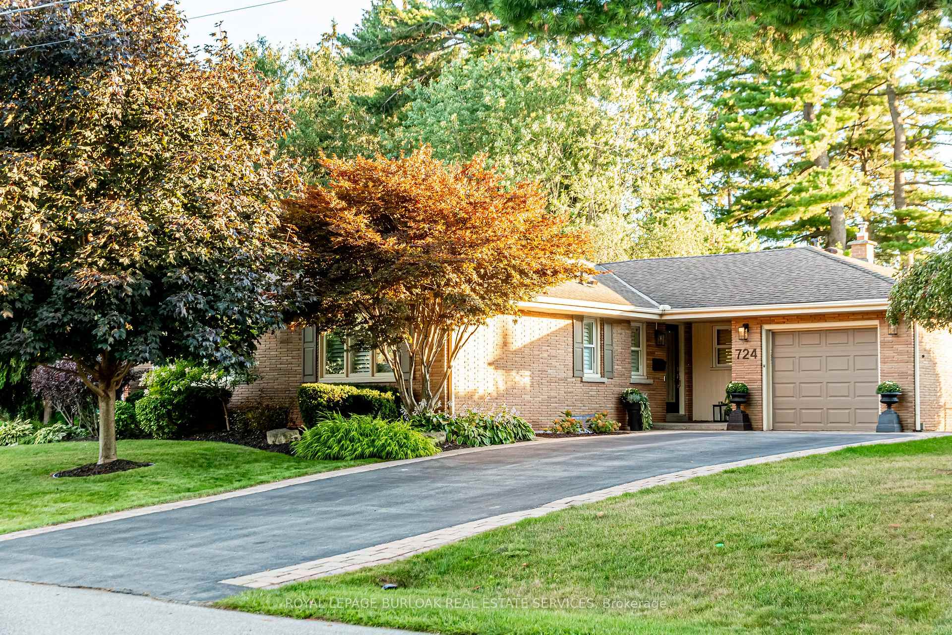 Photo 2 of 724 Kingsway Drive, Burlington, LaSalle — HOMEH