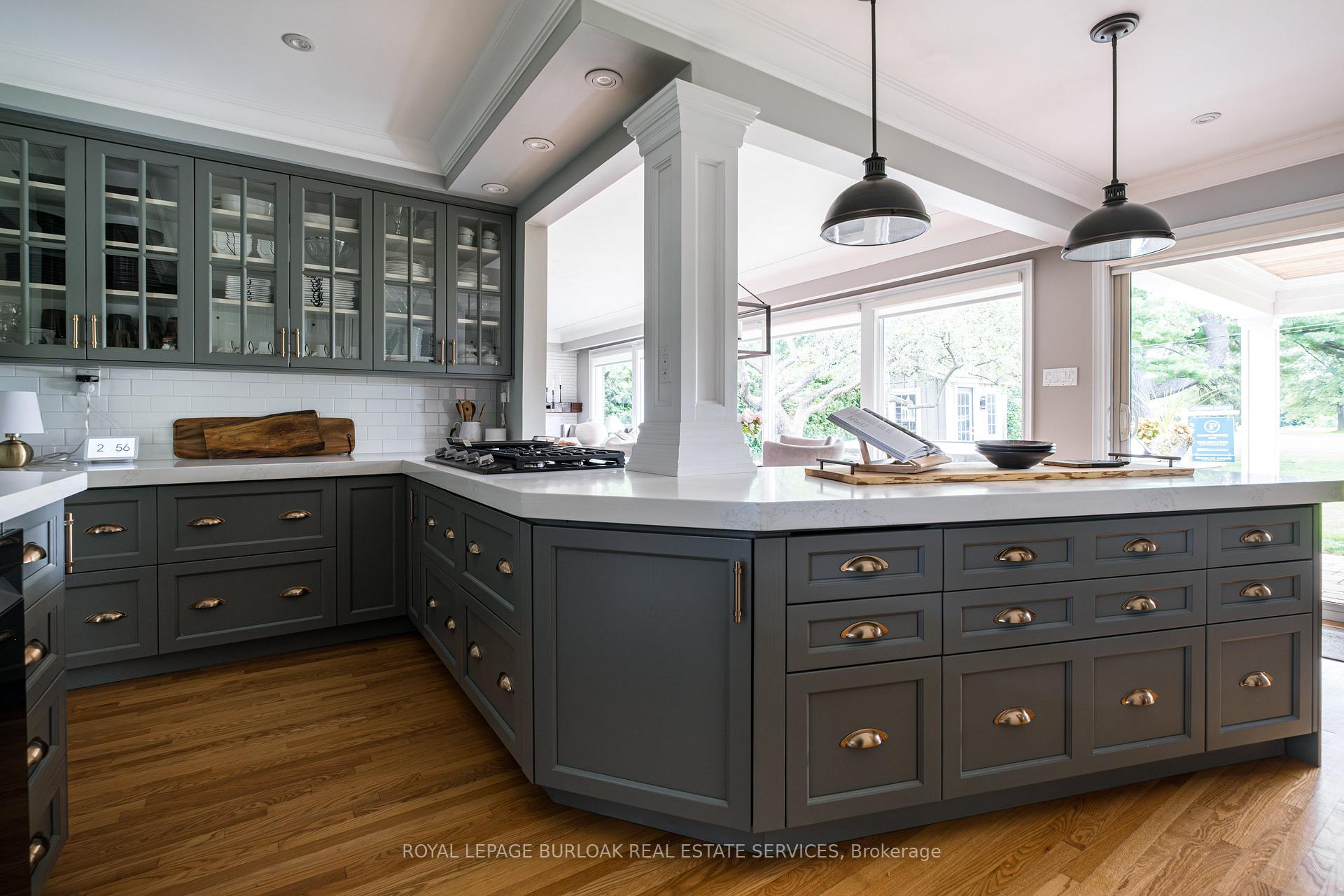Photo 11 of 724 Kingsway Drive, Burlington, LaSalle — HOMEH