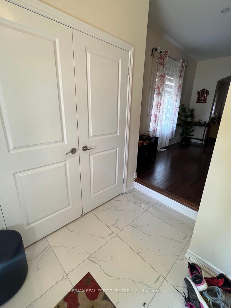 Photo 3 of 15 Lola Crescent, Brampton, Northwest Brampton — HOMEH