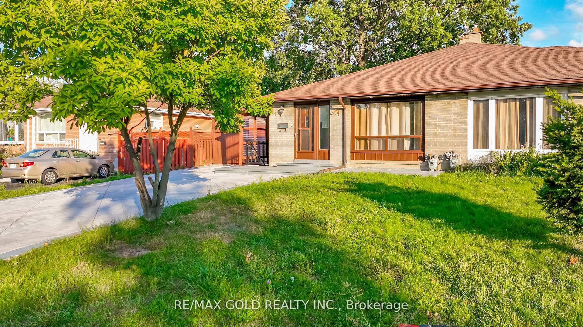 Photo 3 of 21 Argyle Crescent, Brampton, Avondale — HOMEH