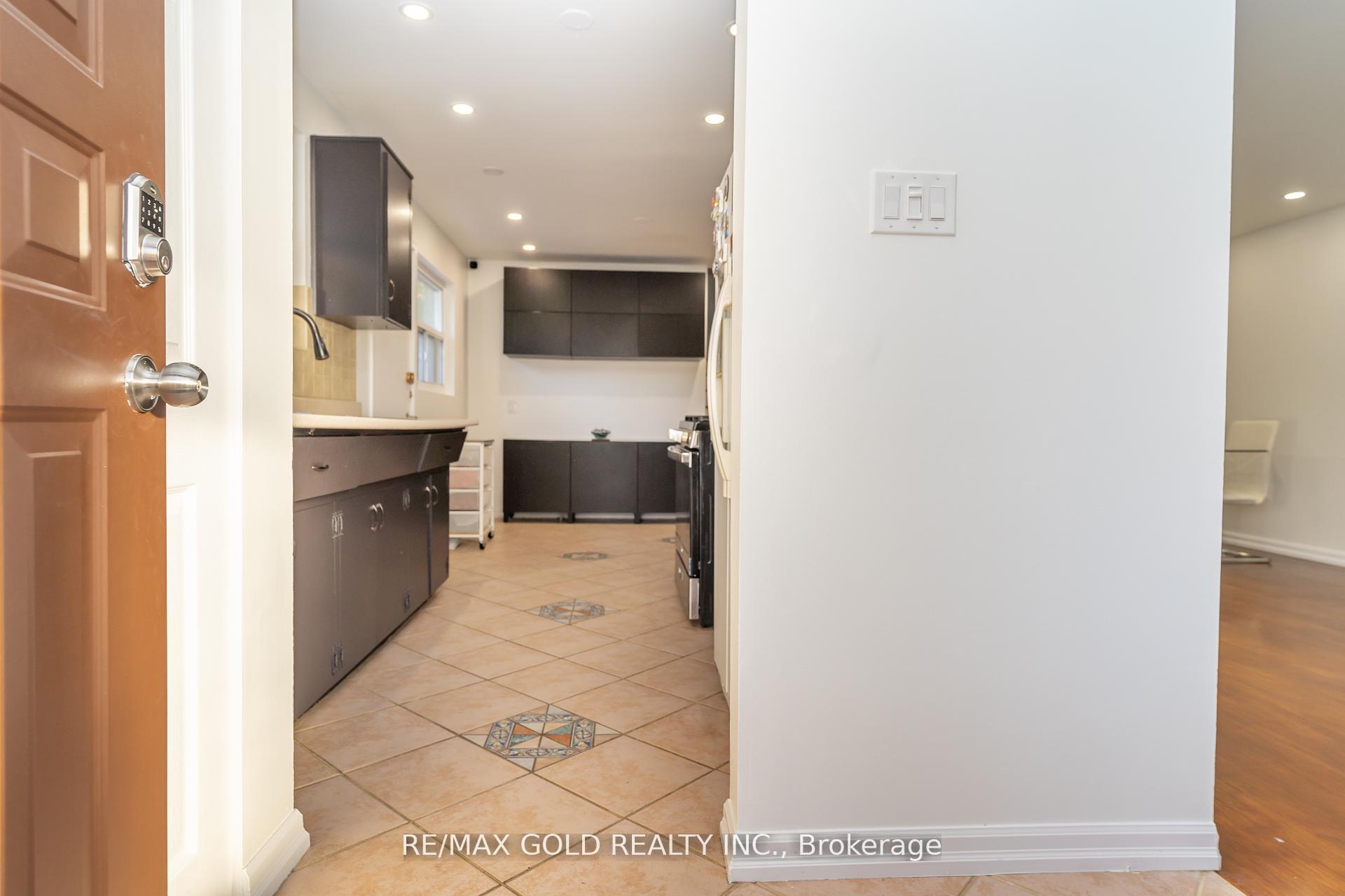 Photo 6 of 21 Argyle Crescent, Brampton, Avondale — HOMEH