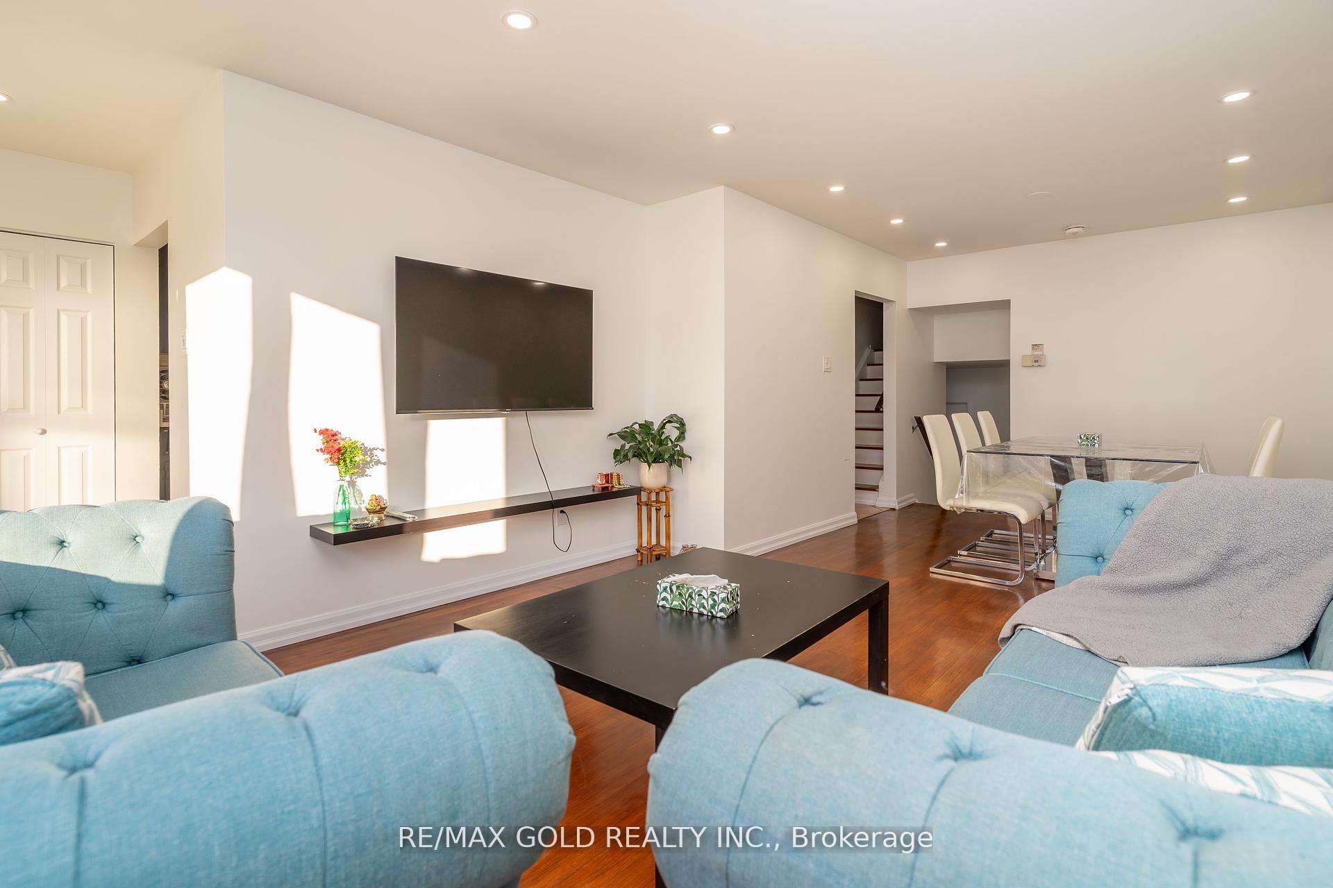 Photo 9 of 21 Argyle Crescent, Brampton, Avondale — HOMEH