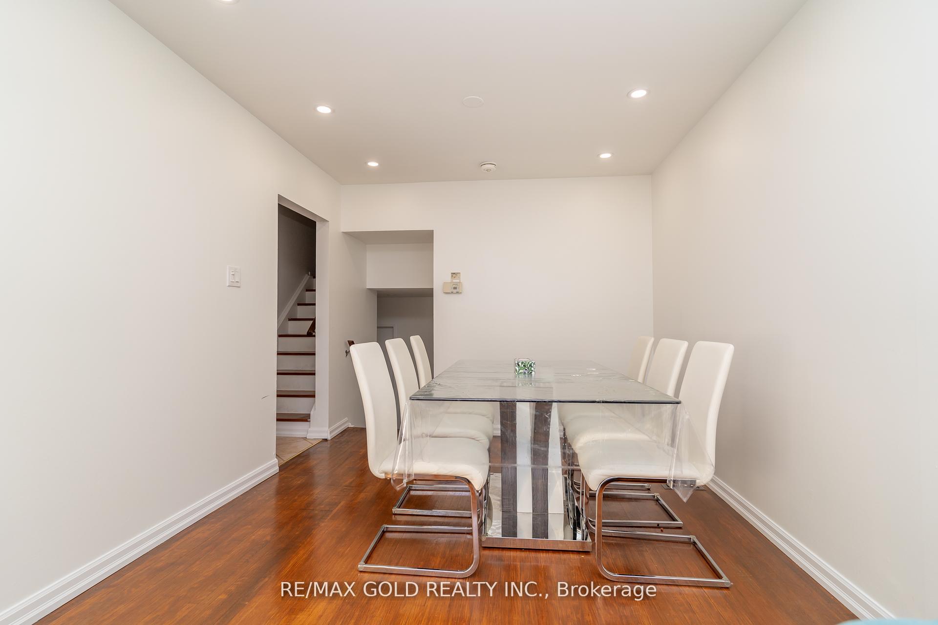 Photo 12 of 21 Argyle Crescent, Brampton, Avondale — HOMEH
