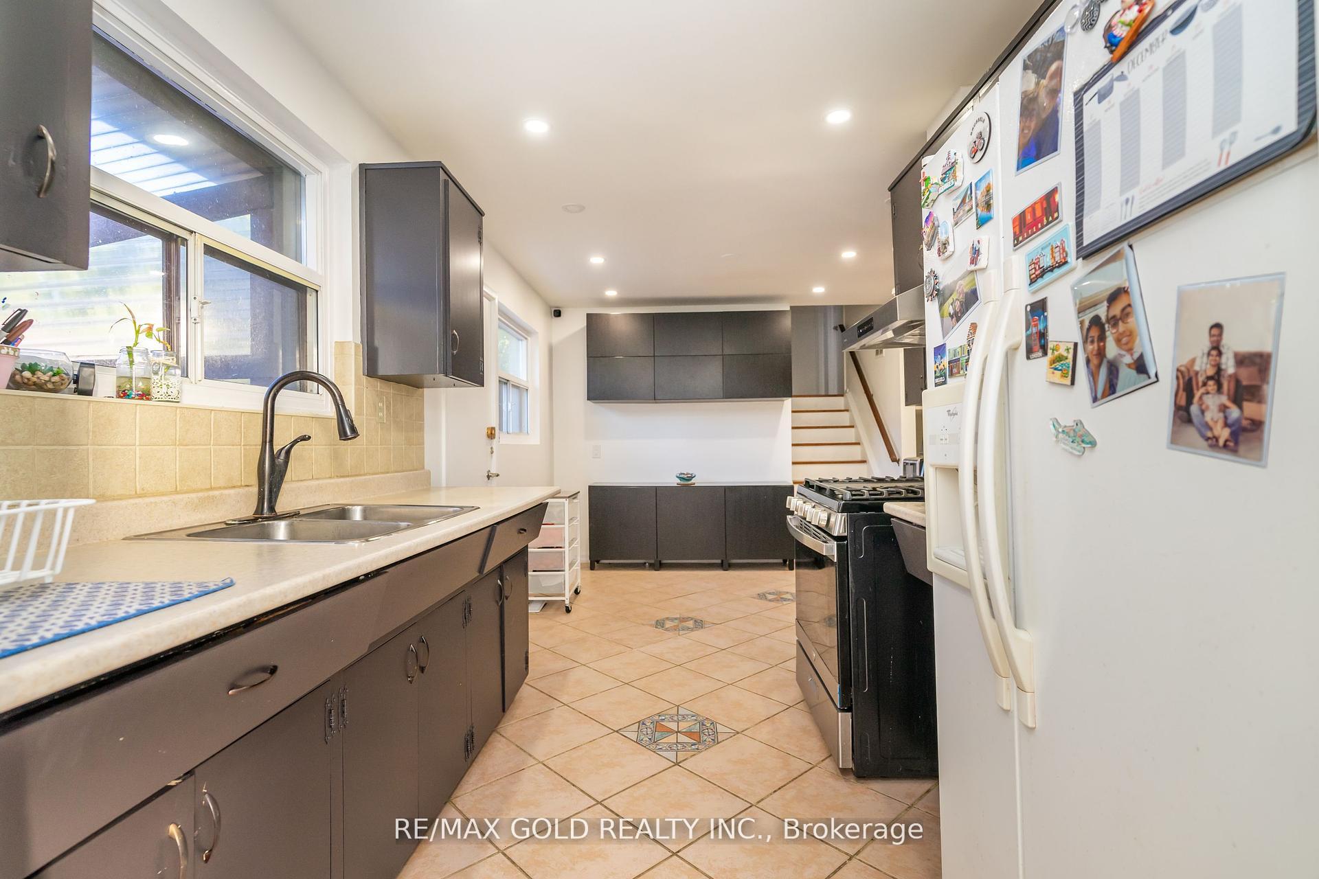 Photo 14 of 21 Argyle Crescent, Brampton, Avondale — HOMEH