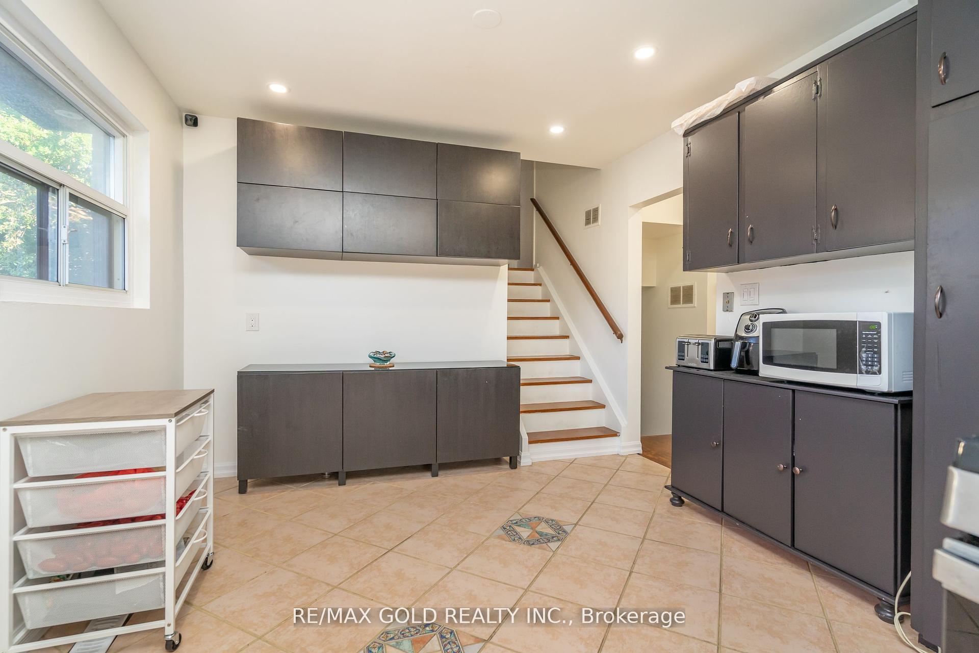 Photo 15 of 21 Argyle Crescent, Brampton, Avondale — HOMEH