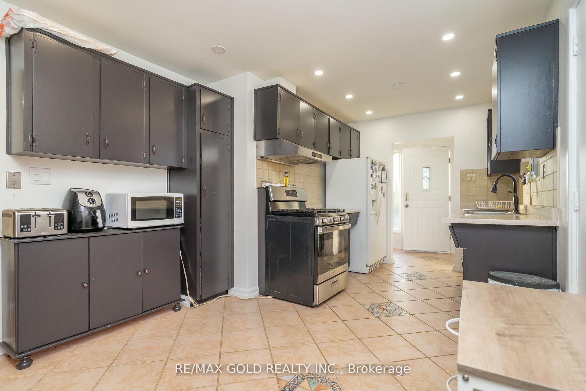 Photo 16 of 21 Argyle Crescent, Brampton, Avondale — HOMEH