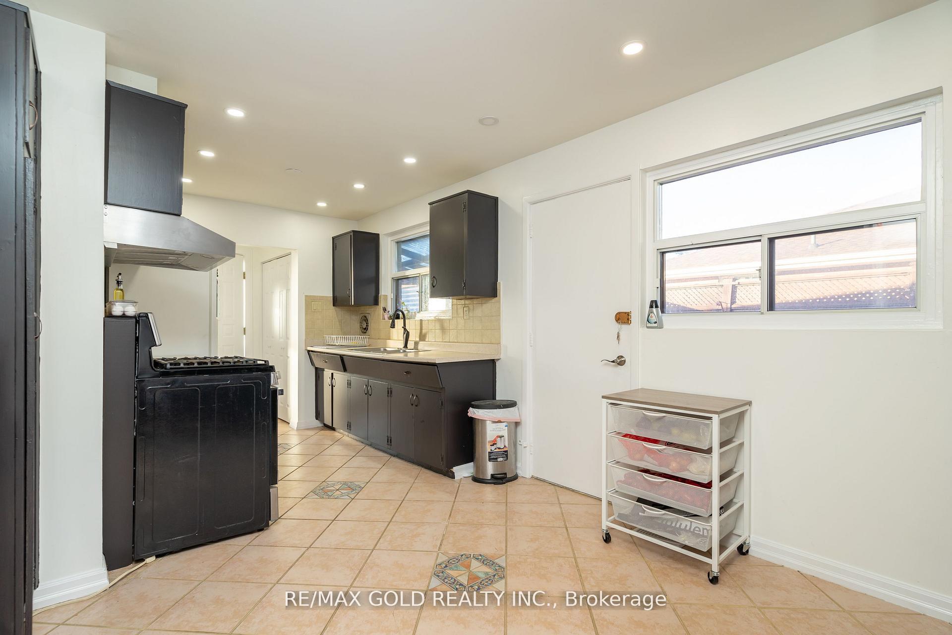 Photo 18 of 21 Argyle Crescent, Brampton, Avondale — HOMEH