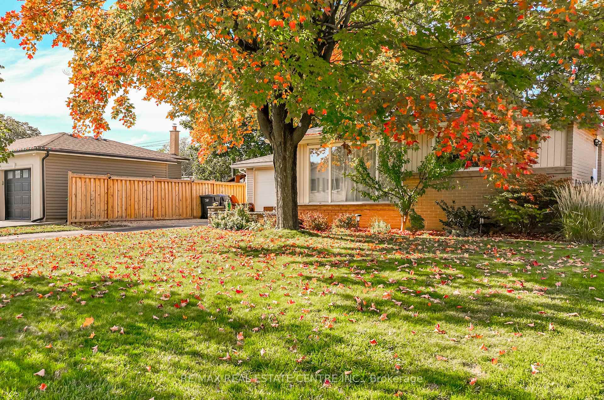 Photo 3 of 23 Bedford Crescent, Brampton, Avondale — HOMEH