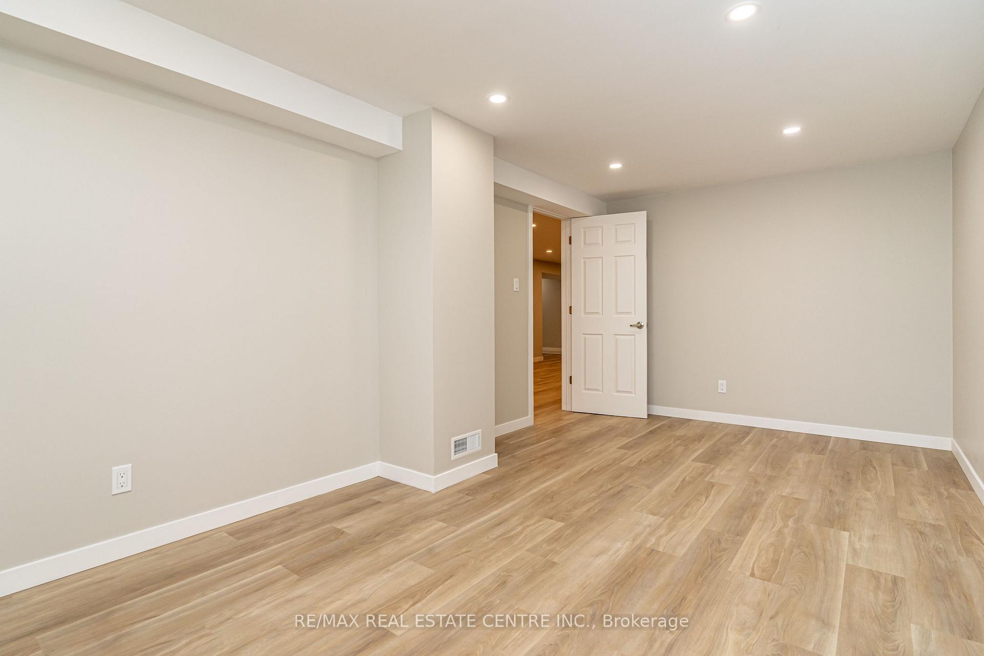 Photo 32 of 23 Bedford Crescent, Brampton, Avondale — HOMEH