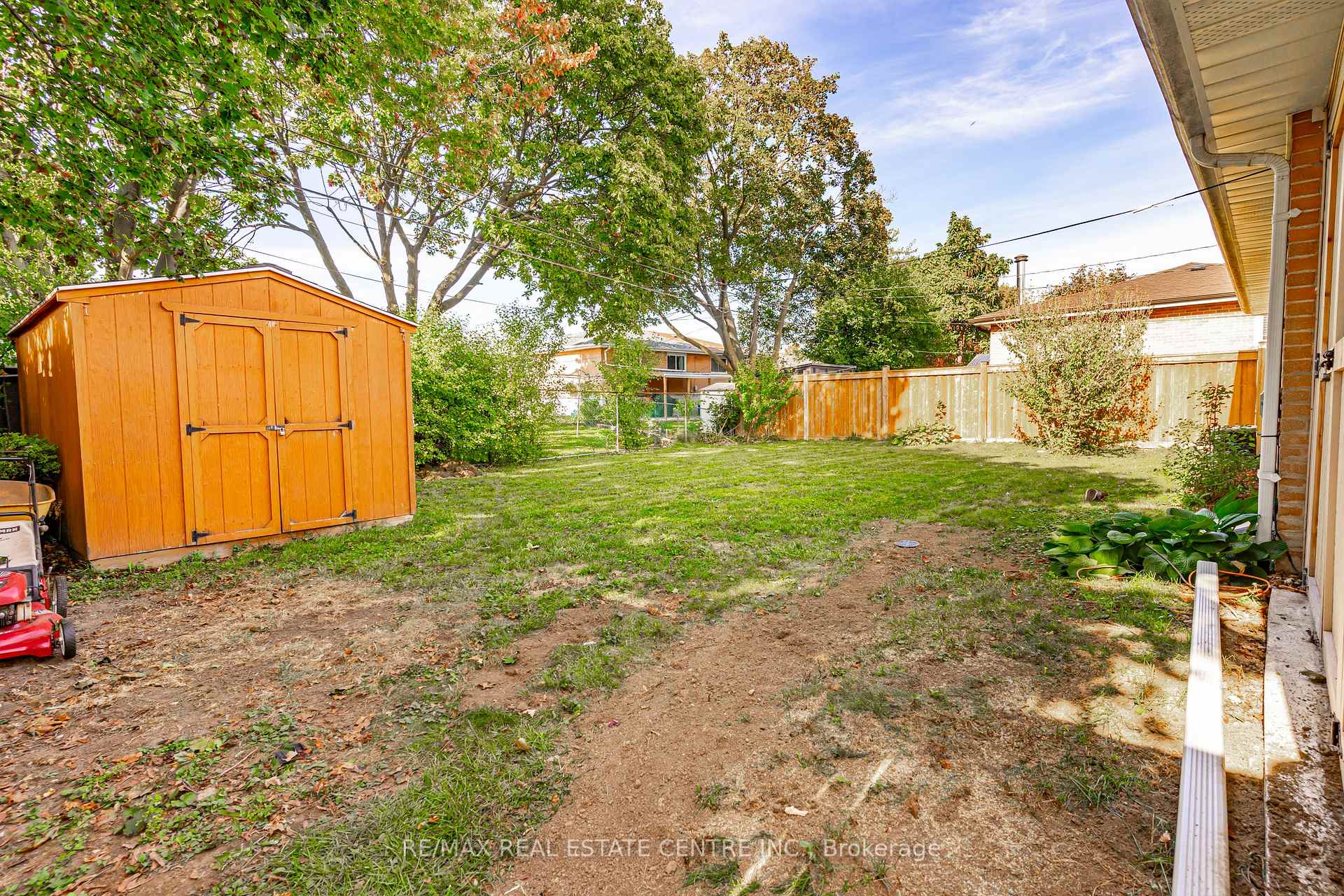 Photo 34 of 23 Bedford Crescent, Brampton, Avondale — HOMEH