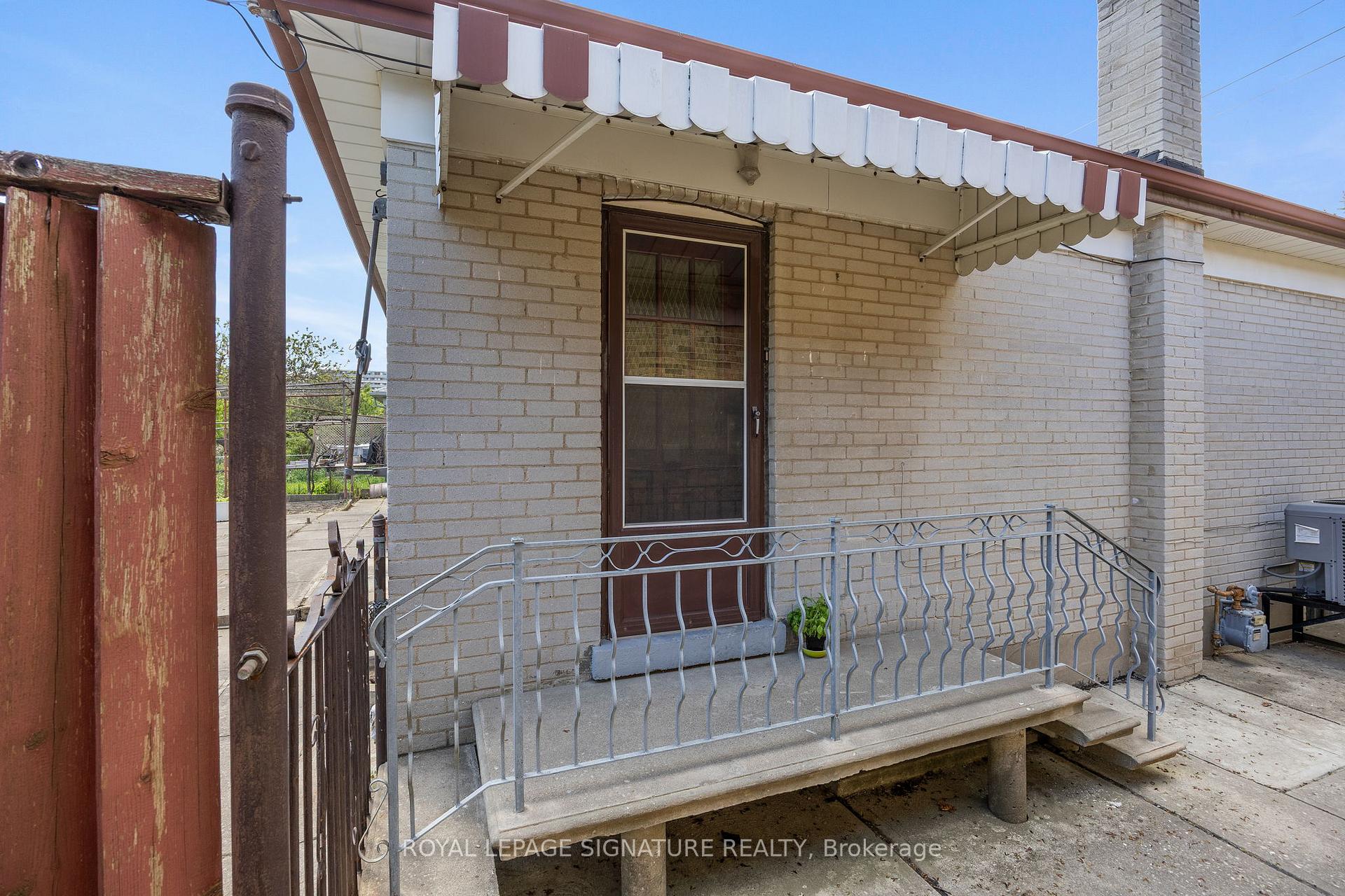 Photo 18 of 151 Ranee Avenue, Toronto, Englemount-Lawrence — HOMEH