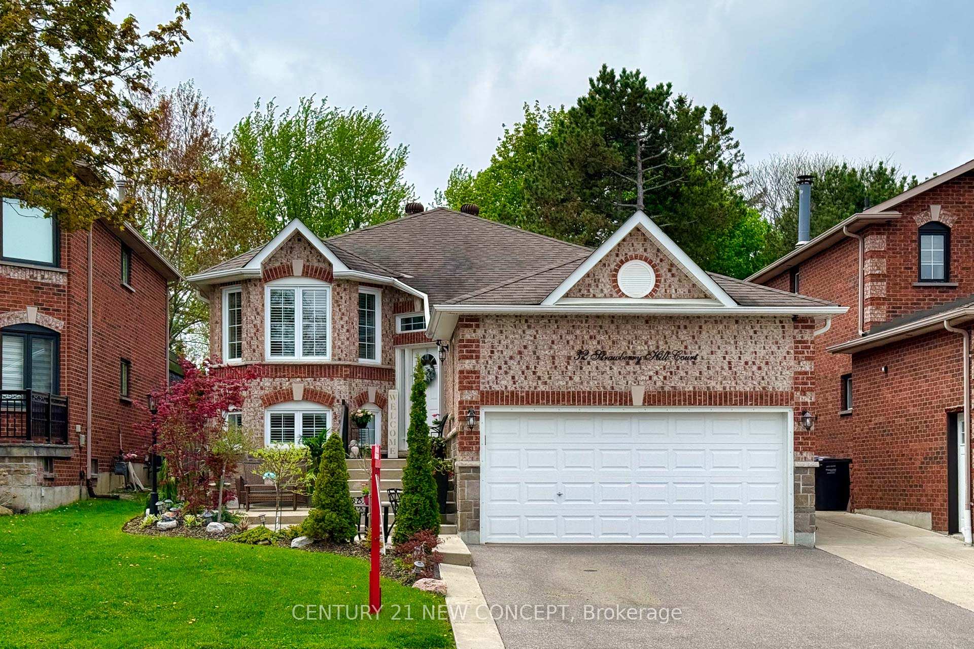 Front of 32 Strawberry Hill Court