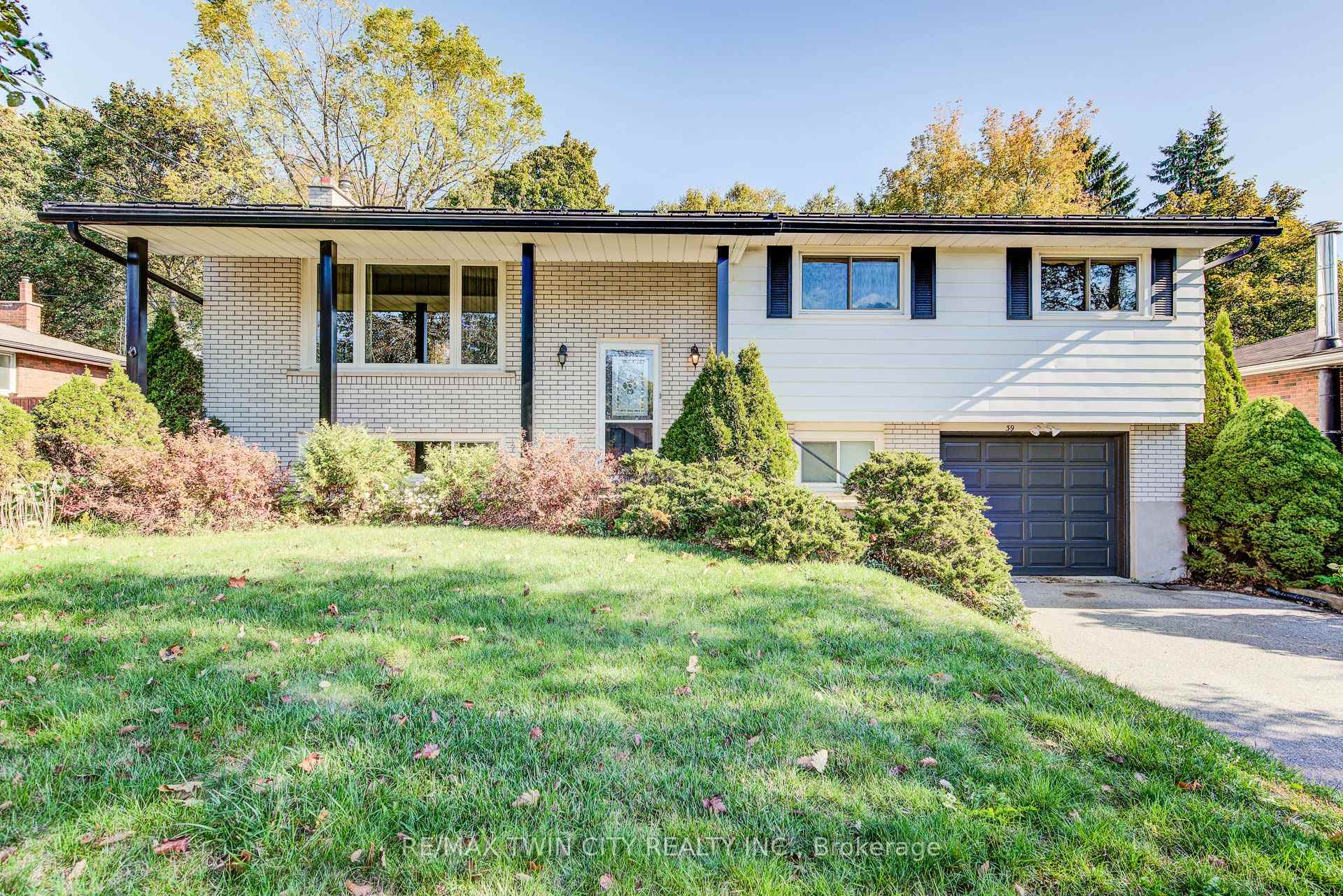 Front of 39 Kenwood Crescent