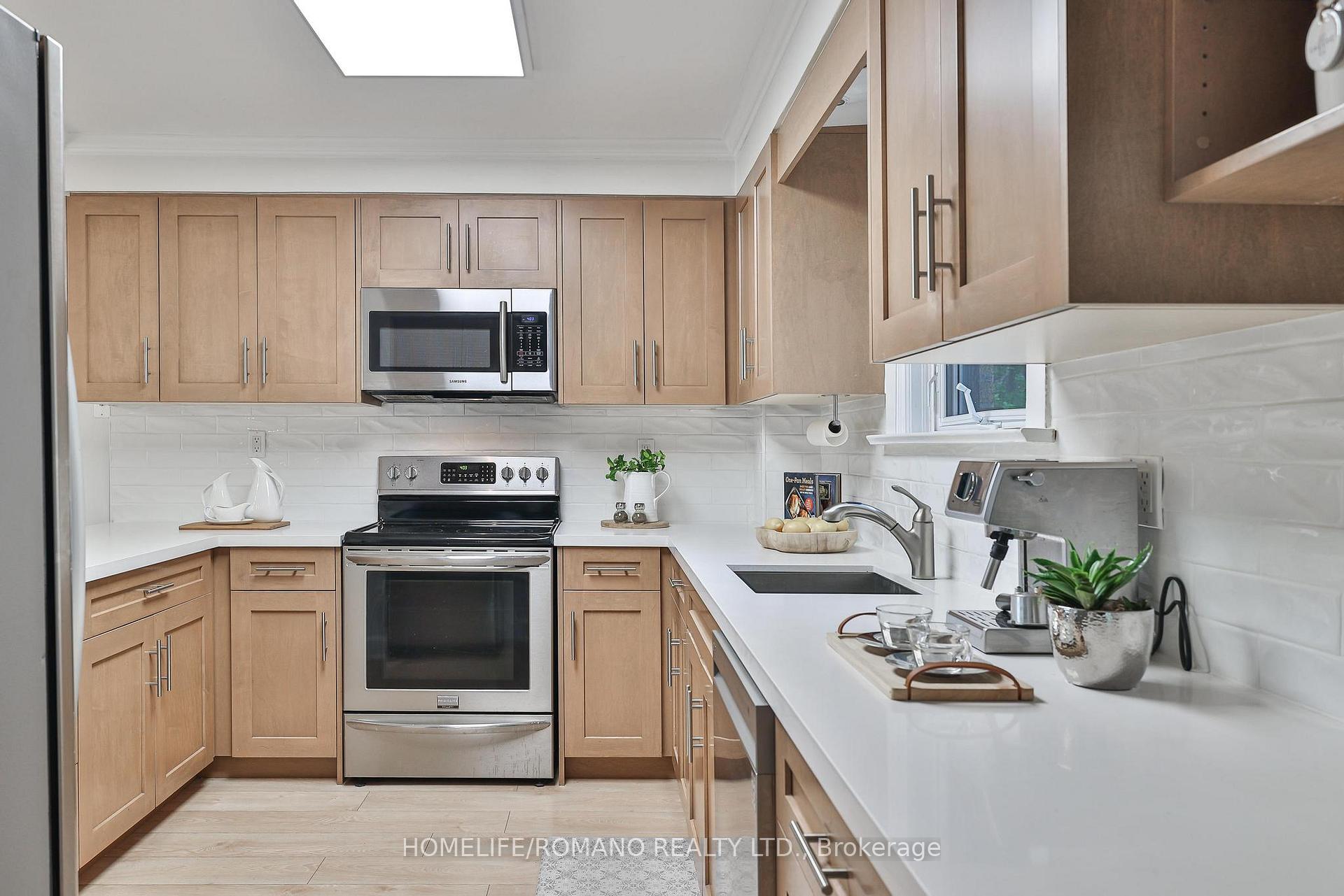 Photo 11 of 542 Deloraine Avenue, Toronto, Bedford Park-Nortown — HOMEH