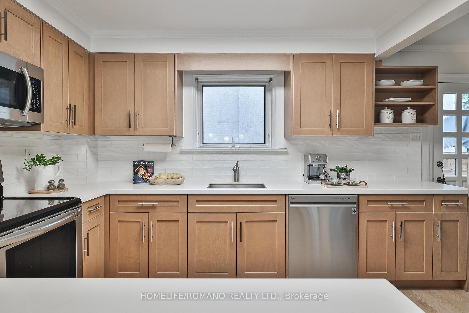Photo 15 of 542 Deloraine Avenue, Toronto, Bedford Park-Nortown — HOMEH