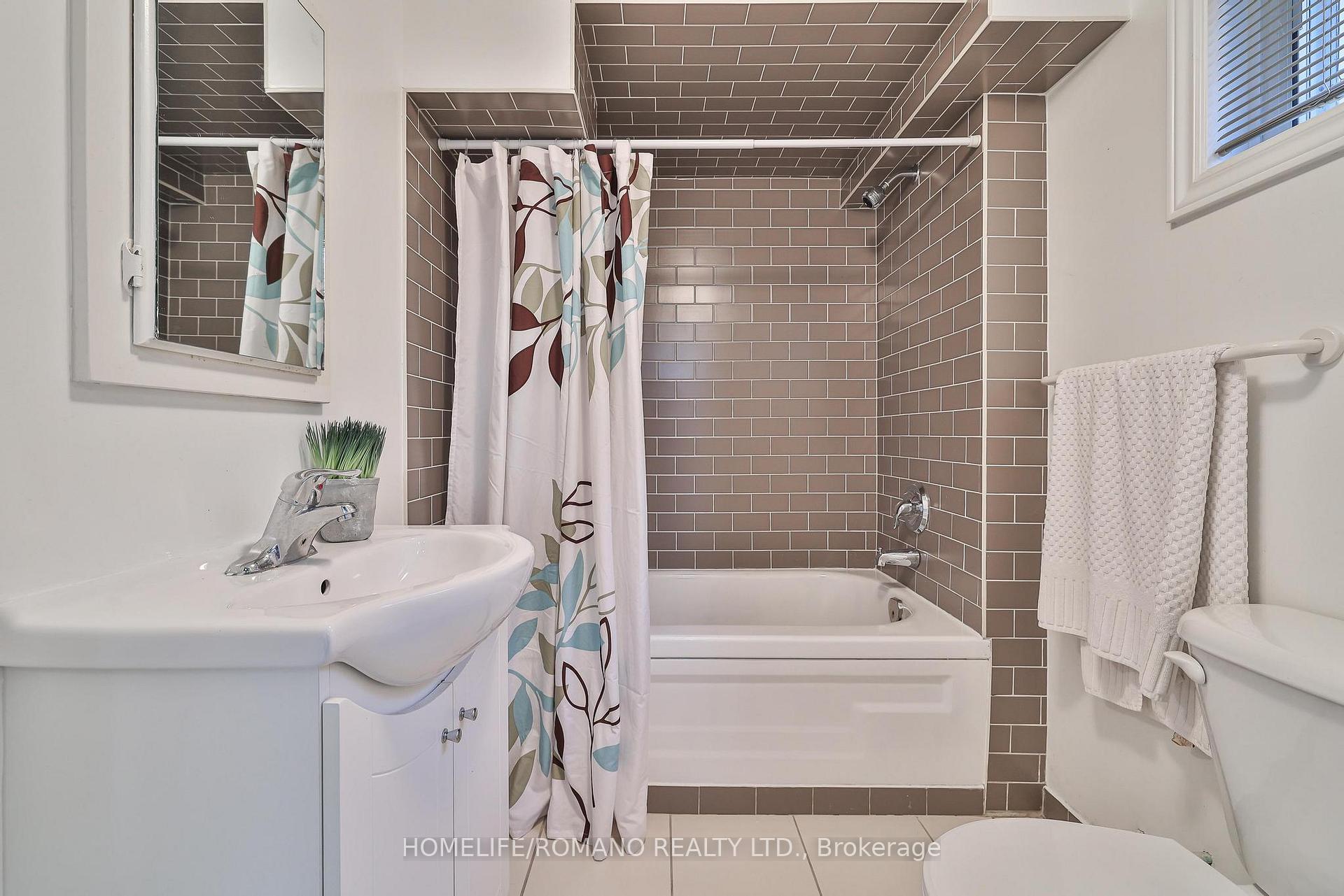 Photo 45 of 542 Deloraine Avenue, Toronto, Bedford Park-Nortown — HOMEH