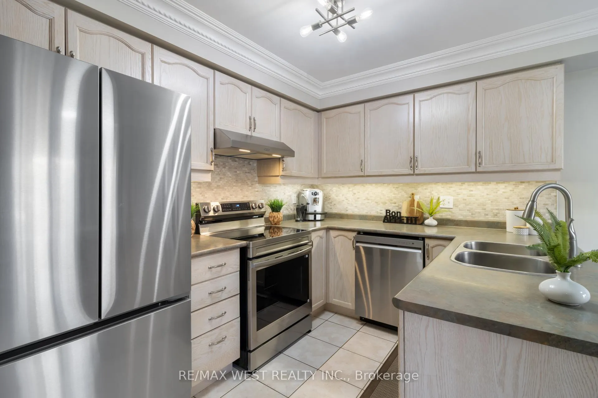 Photo 14 of 81 Purcell Crescent, Vaughan, Maple — HOMEH
