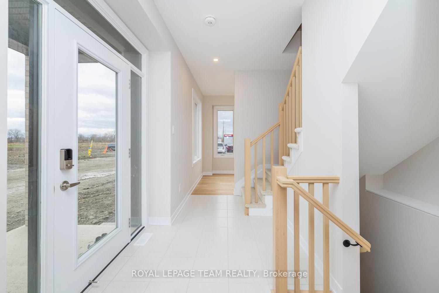 Photo 4 of 296 Sapling Grove, Ottawa, Barrhaven - Heritage Park — HOMEH