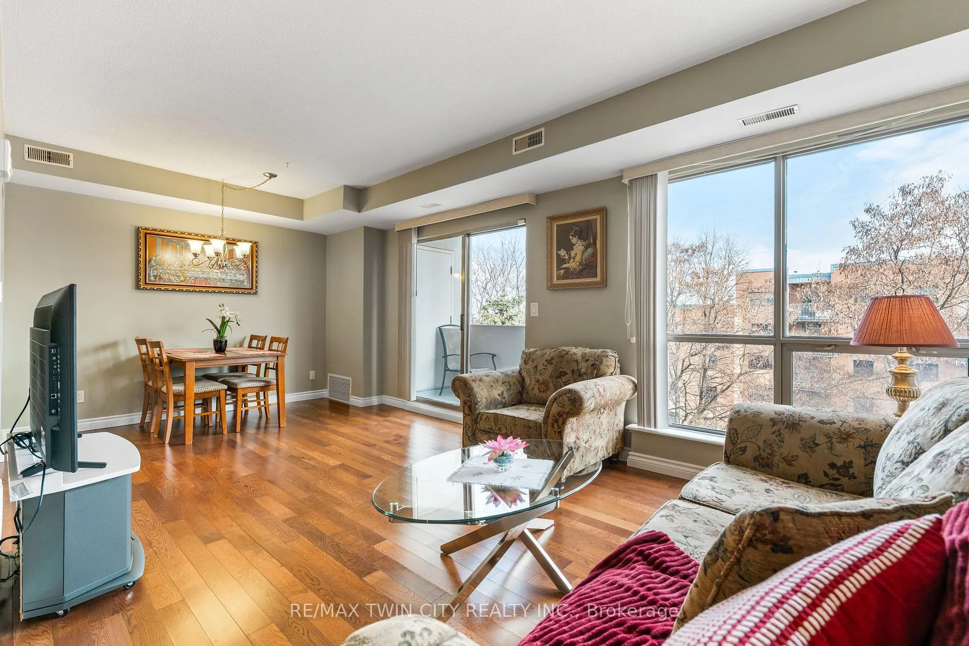 Photo 6 of Unit 508, 3267 King St. Street E, Kitchener — HOMEH