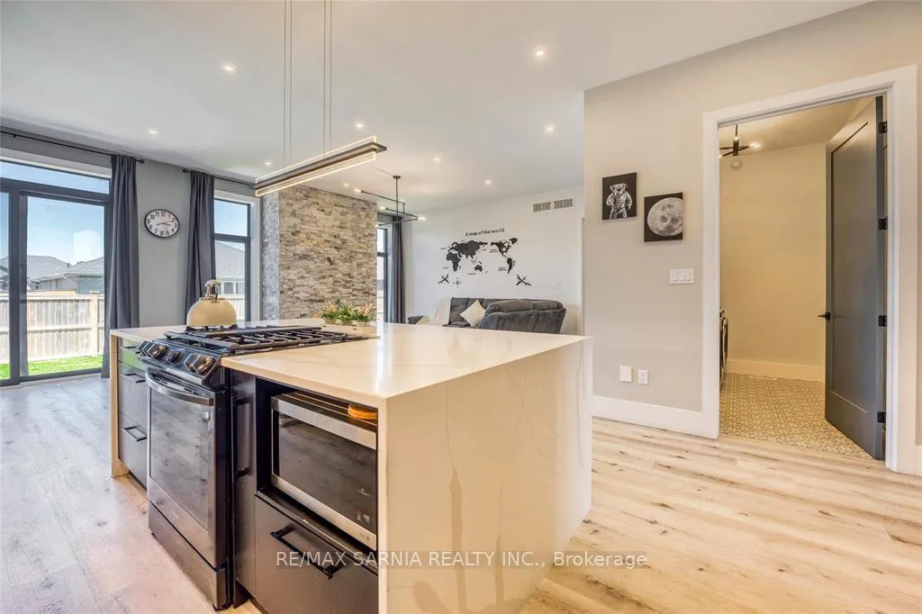 Photo 10 of 616 Mead Boulevard, Sarnia — HOMEH