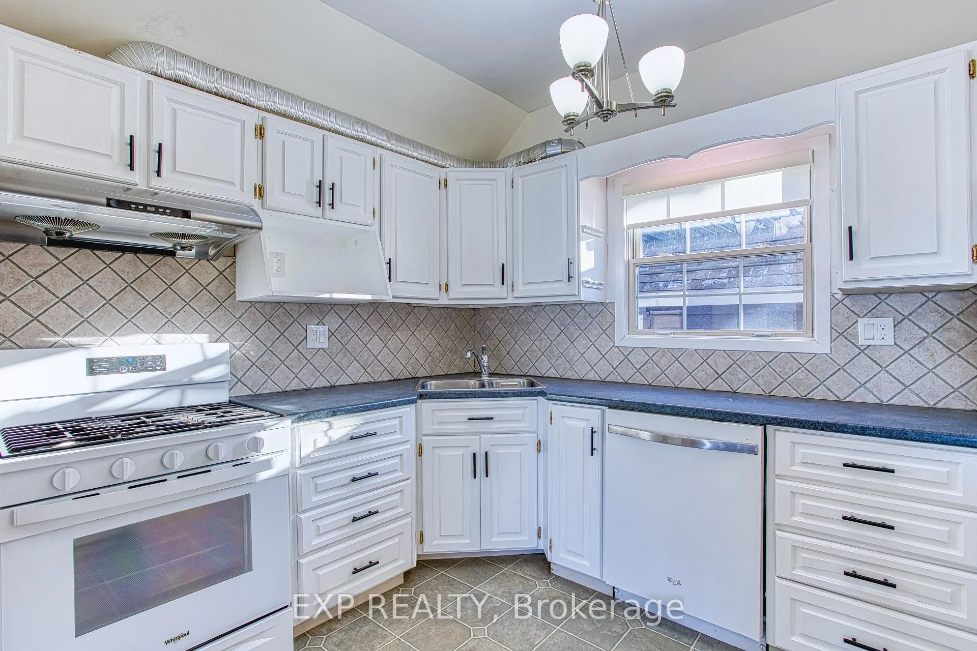 Photo 14 of 98 Creanona Boulevard, Hamilton, Winona Park — HOMEH