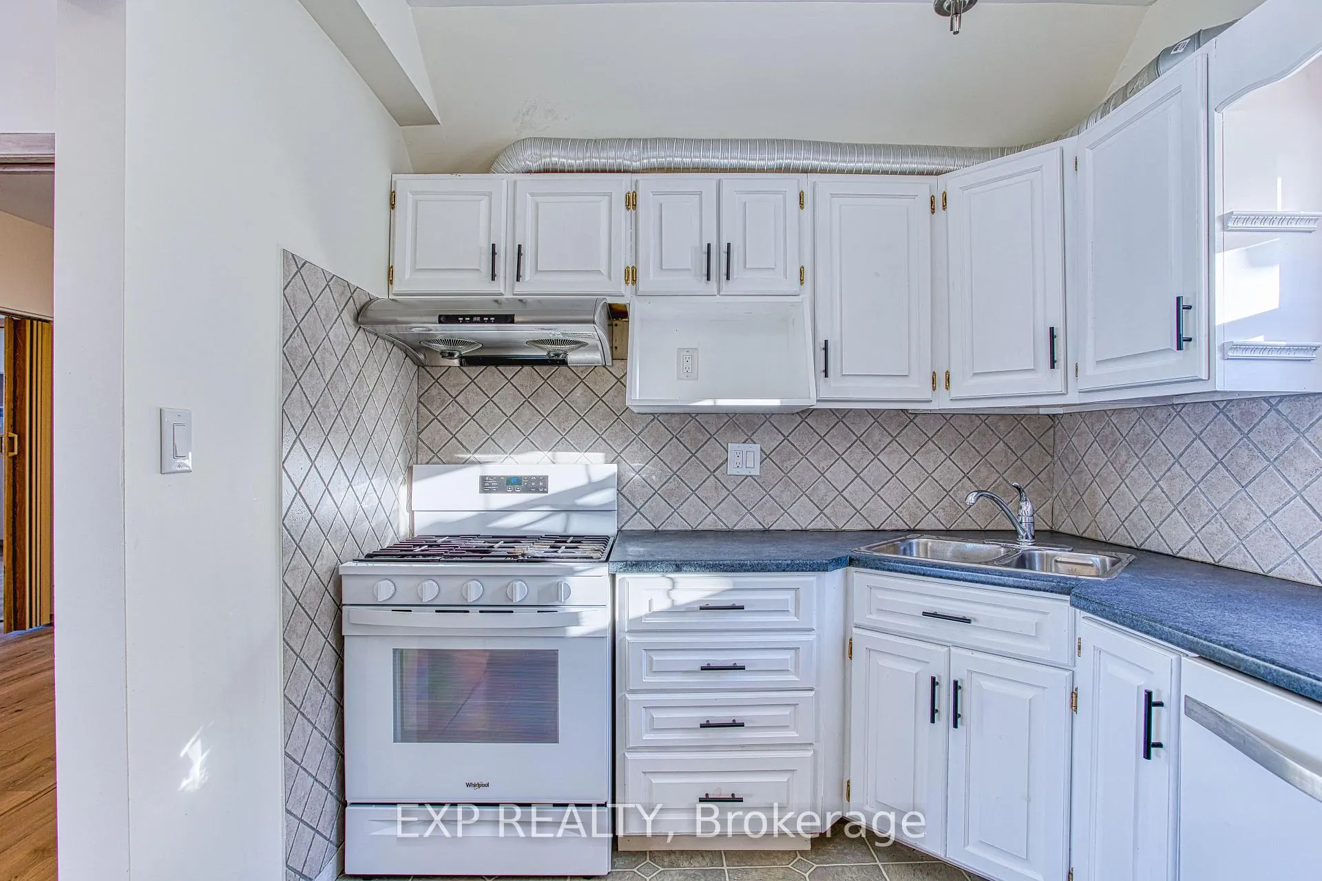 Photo 15 of 98 Creanona Boulevard, Hamilton, Winona Park — HOMEH