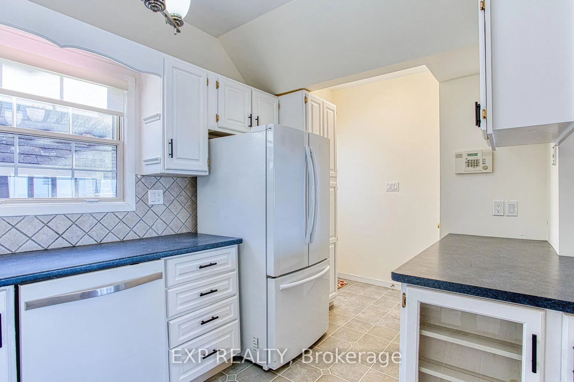 Photo 16 of 98 Creanona Boulevard, Hamilton, Winona Park — HOMEH