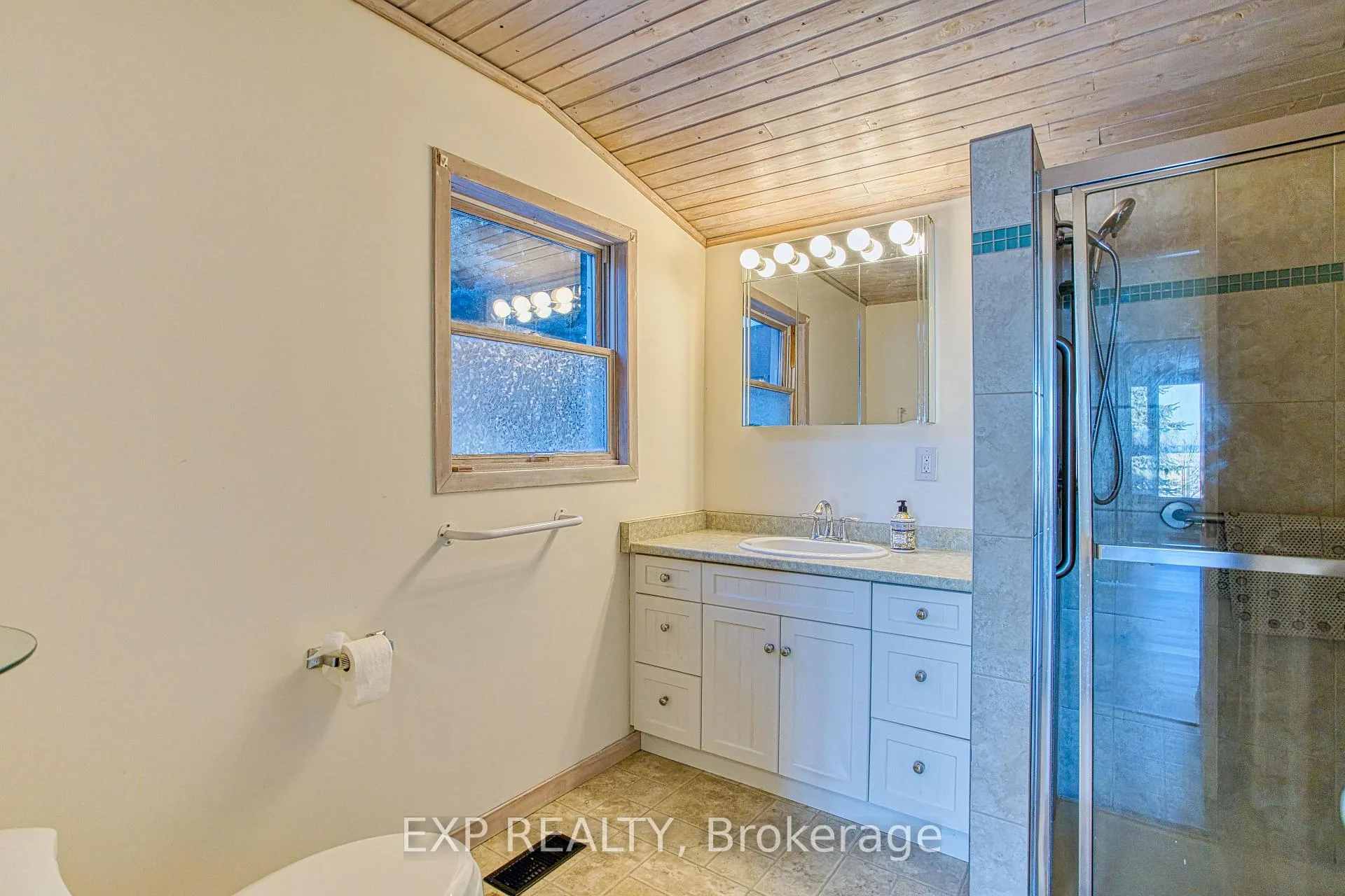 Photo 26 of 98 Creanona Boulevard, Hamilton, Winona Park — HOMEH