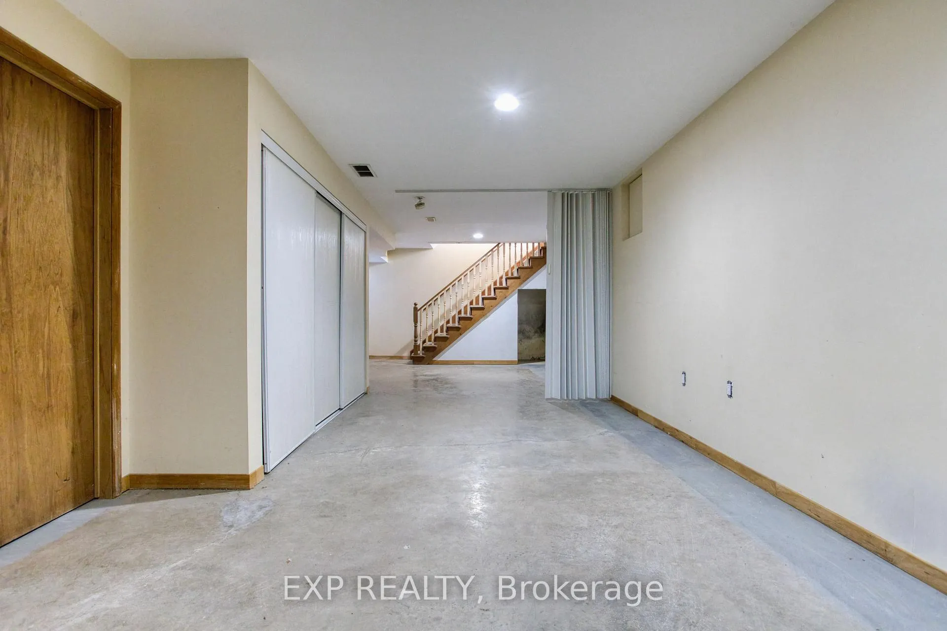Photo 32 of 98 Creanona Boulevard, Hamilton, Winona Park — HOMEH