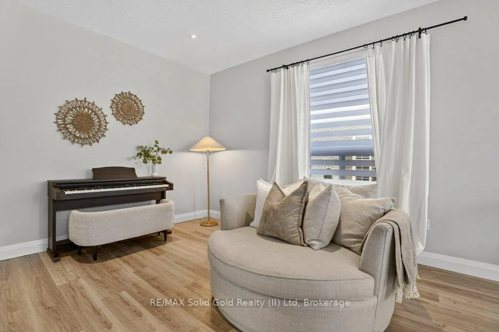Photo 7 of 614 Rock Point Crescent, Waterloo — HOMEH
