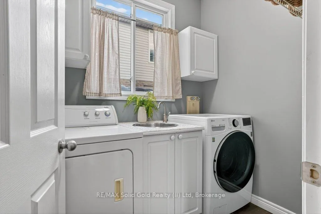 Photo 14 of 614 Rock Point Crescent, Waterloo — HOMEH